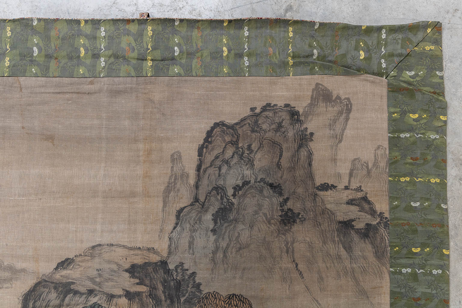 Een decoratief paar Chinese geschilderde borduurwerken met landschapsdecor. (W:125 x H:175 cm)