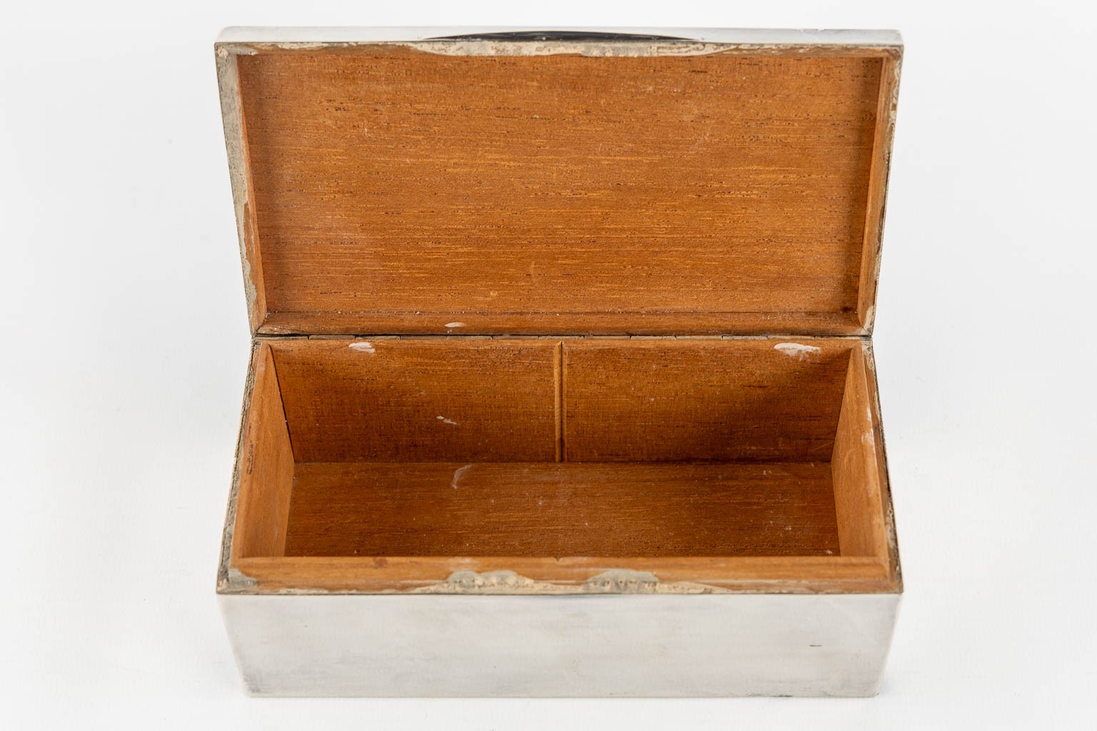 Wolfers, a silver jewellery or Cigar box, added are some silver objects. (L:8 x W:16 x H:6 cm)