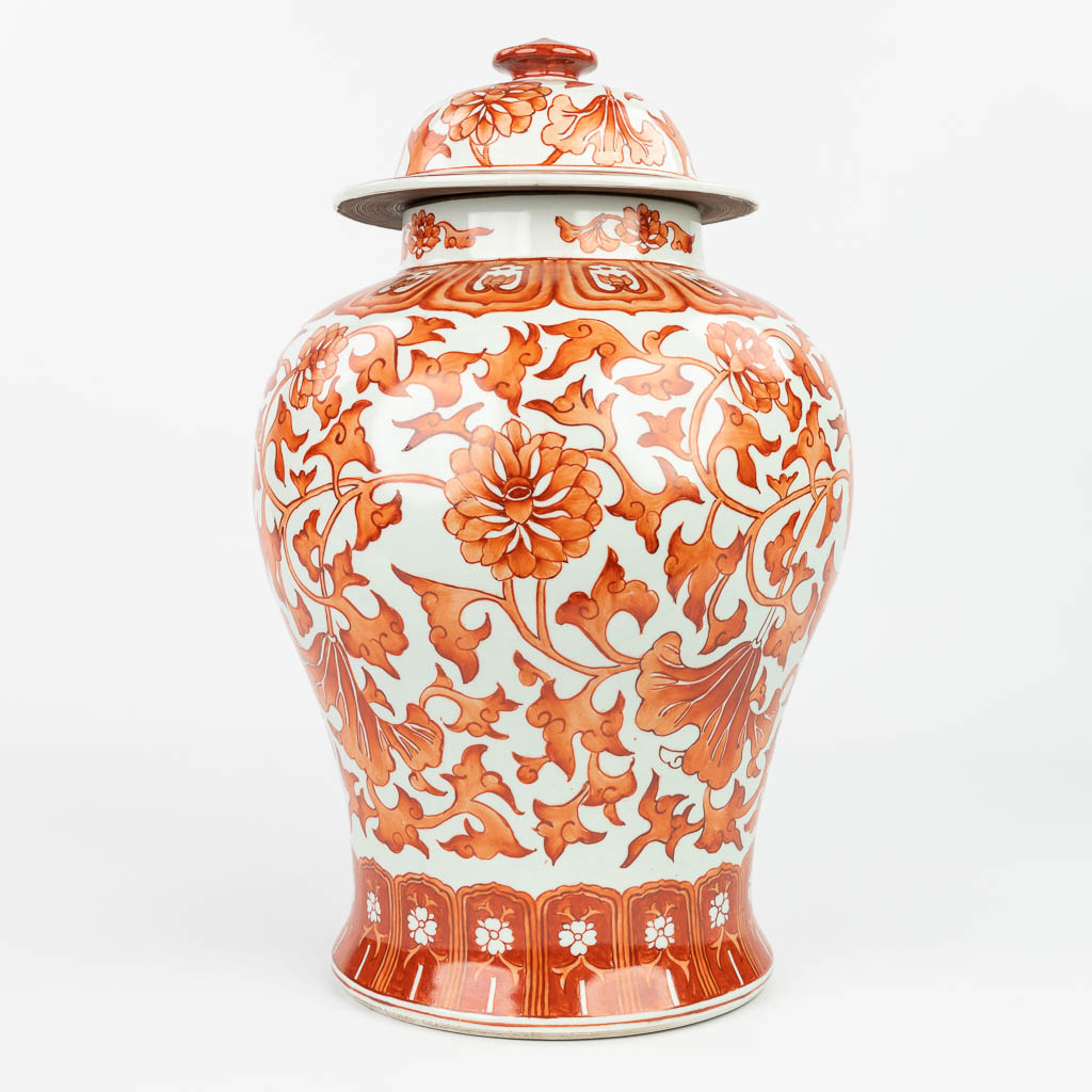 transmissie Geometrie Direct Een Chinese vaas gemaakt uit porselein met decor van rode bloemen. (H: 39 x  D: 27 cm) | Flanders Auctions