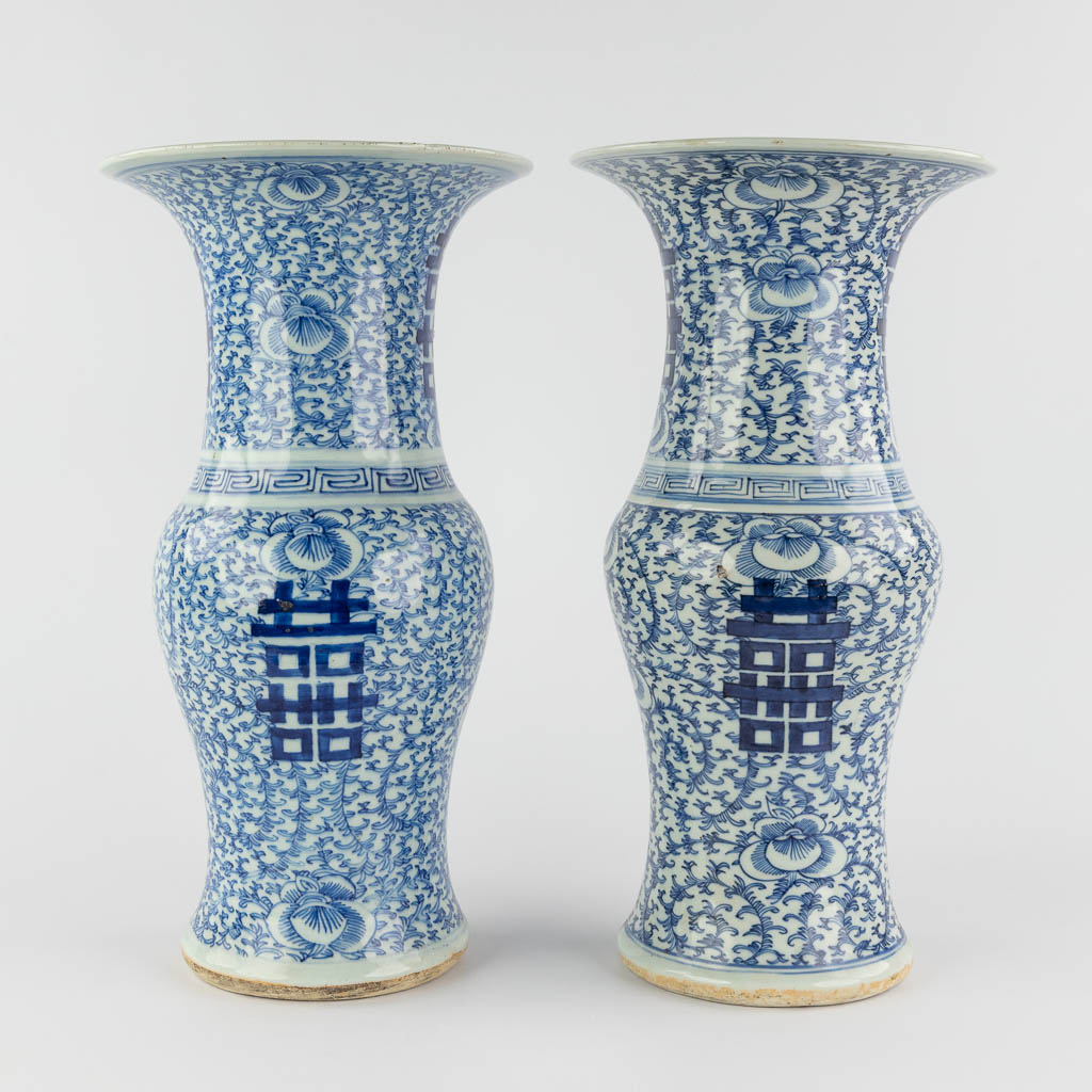 A pair of Chinese blue-white vases, Chenghua mark. 19th C. (H:41 x D:21,5 cm)