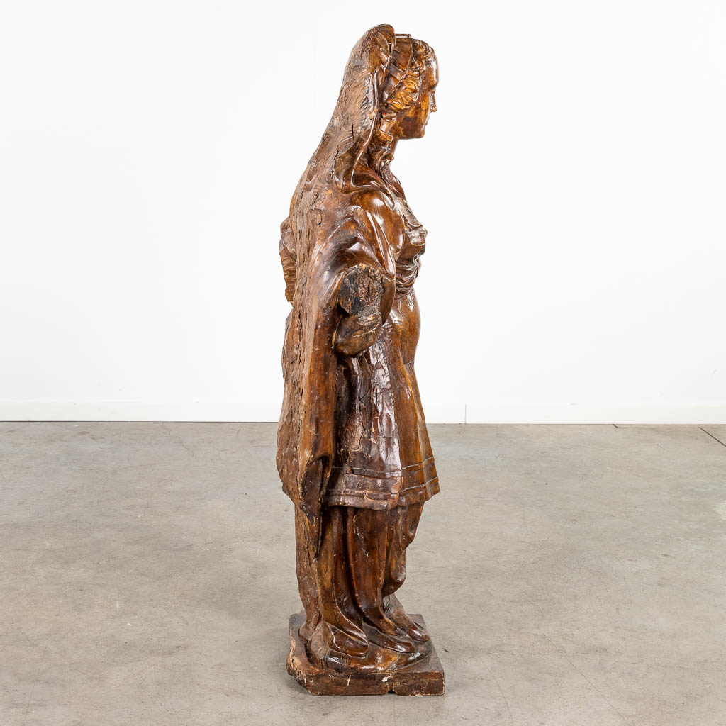 Een antieke houtsculptuur, figuur van een edeldame. 17de/18de eeuw. (L:30 x W:53 x H:123 cm)