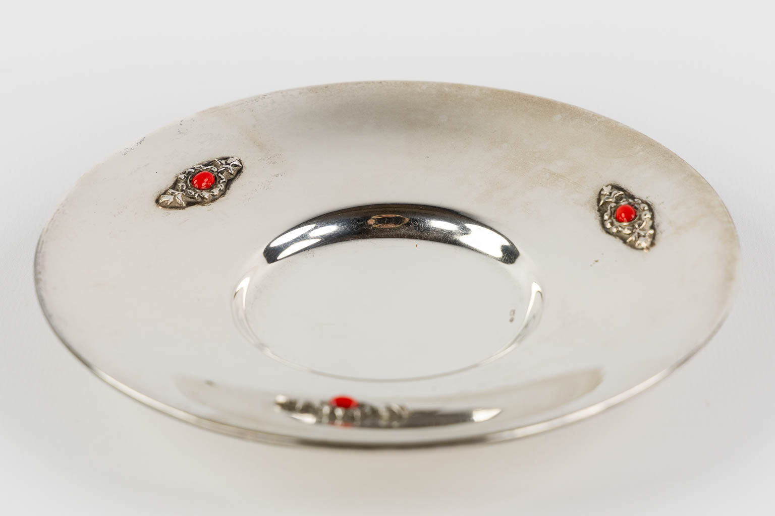 A pitcher on a saucer, silver mounted with cabochons. 800/1000. (H:22 x D:16 cm)