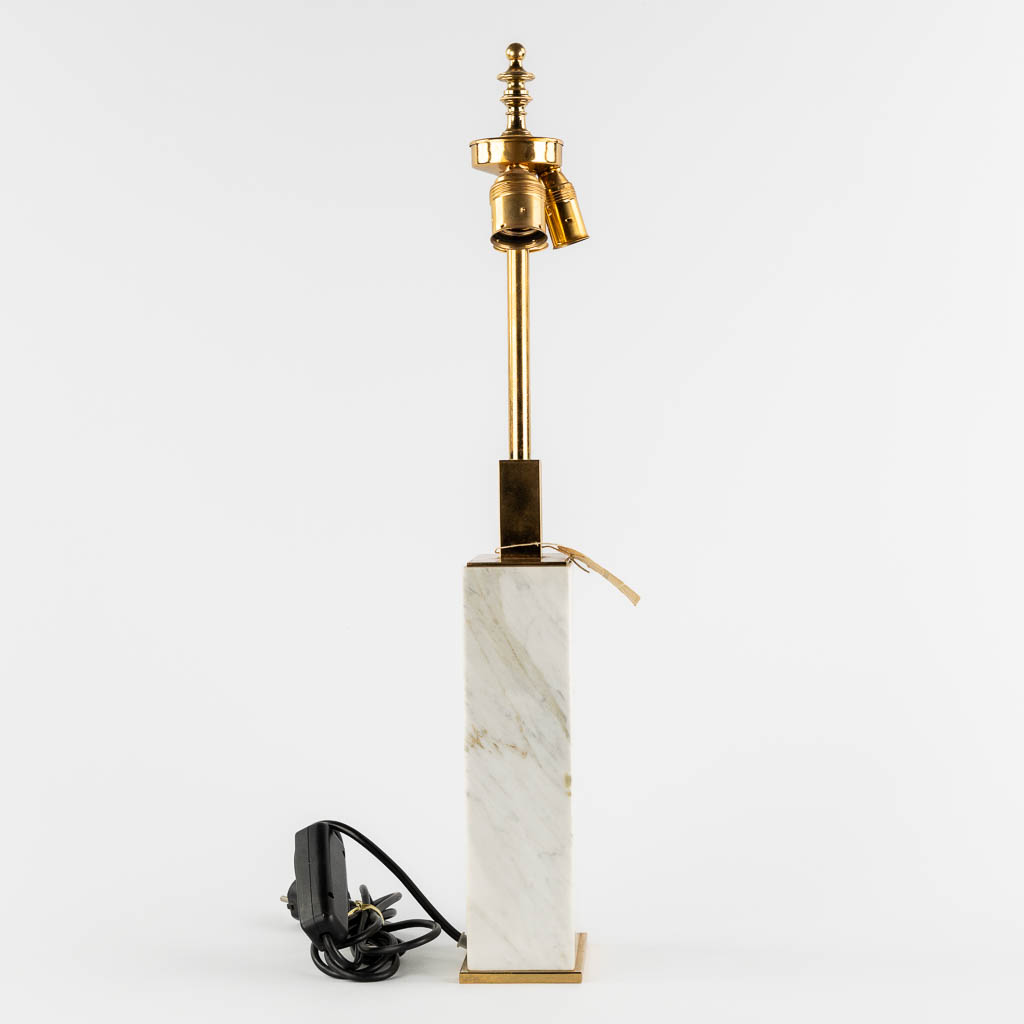 Deknudt, A mid-century table lamp, Carrara marble. Circa 1980. (L:8,5 x W:13,5 x H:65,5 cm)