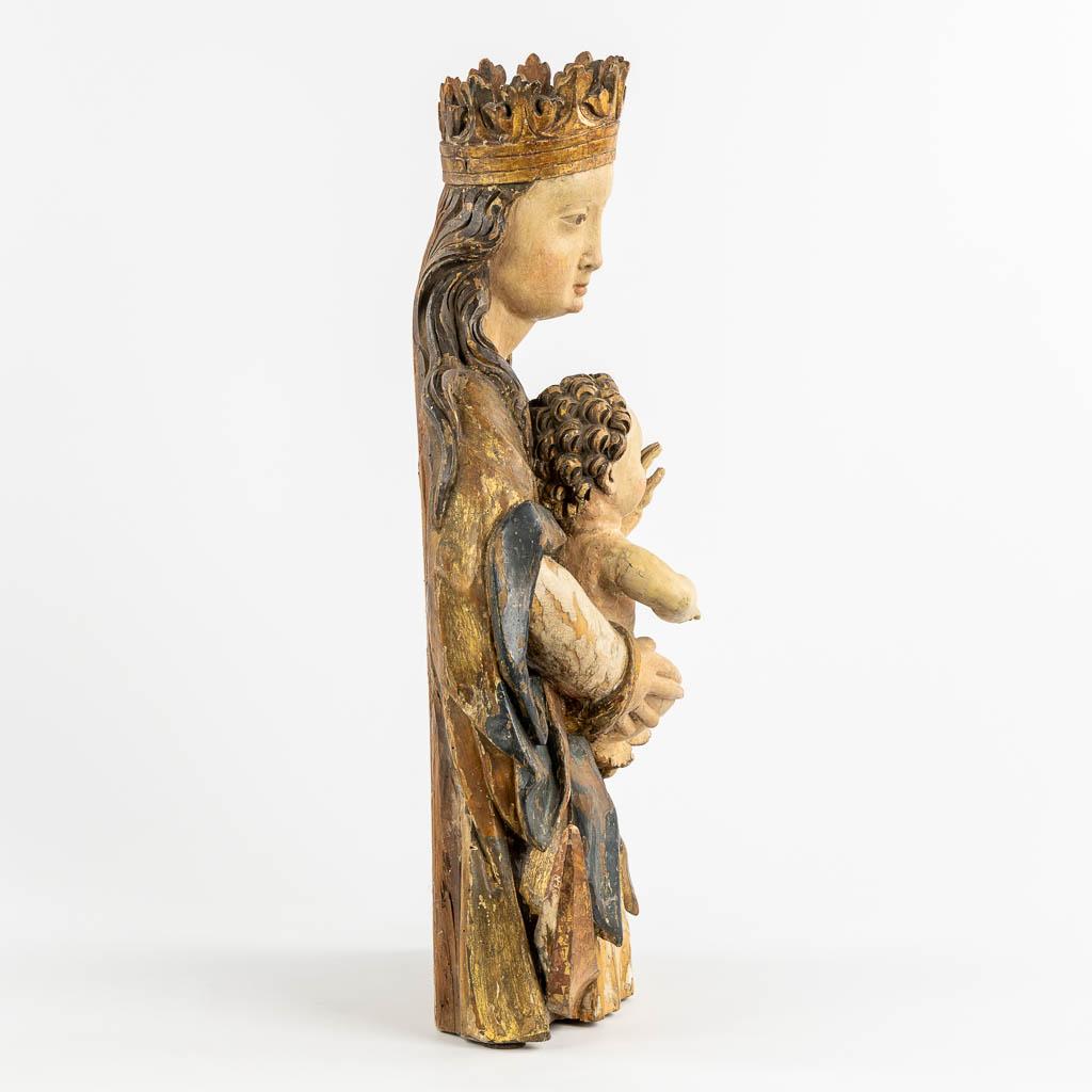 Madonna met kind op een maansikkel, een antieke houtsculptuur. Circa 1500-1520. (L:18 x W:32 x H:66 cm)