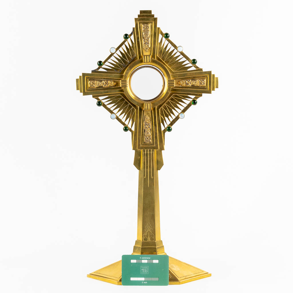 A gilt bronze monstrance, mounted with cabochons, 20th C. (W:26,5 x H:49 cm)