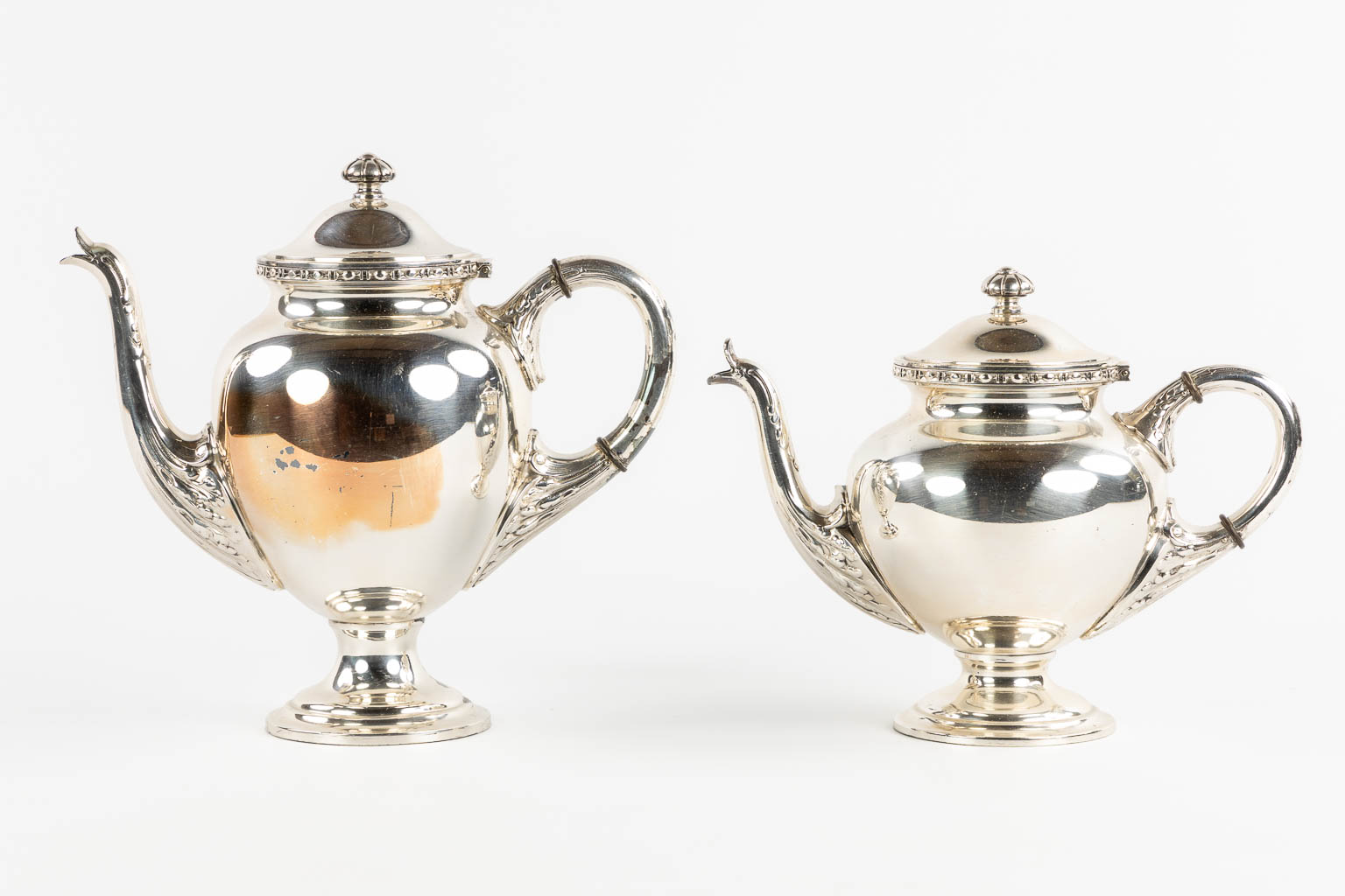 Wiskemann, a silver-plated coffee and tea service, addded are two serving bowls. (L:35,5 x W:57 cm)