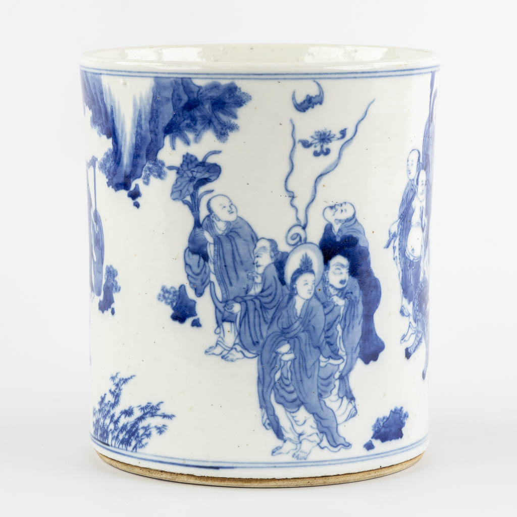 Een Chinese blauw-witte pot met decor van wijzen. 19de eeuw. (H:22 x D:20 cm)