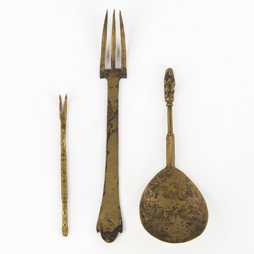 An apostle spoon, added a fork and a pricker, circa 1600. (W:13,4 cm)