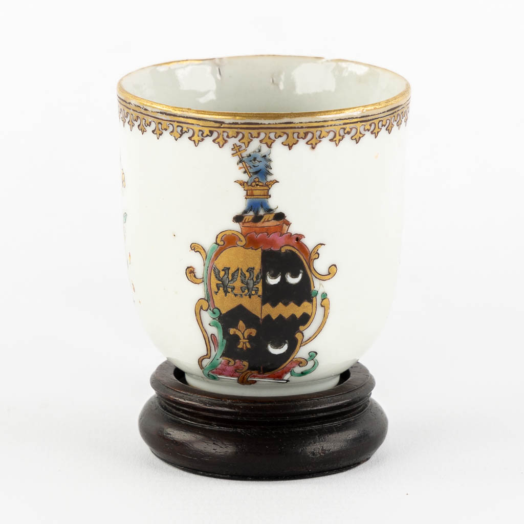 A Chinese export porcelain cup with a heraldic image, Qianlong. (L:6 x W:8,6 x H:6,5 cm)