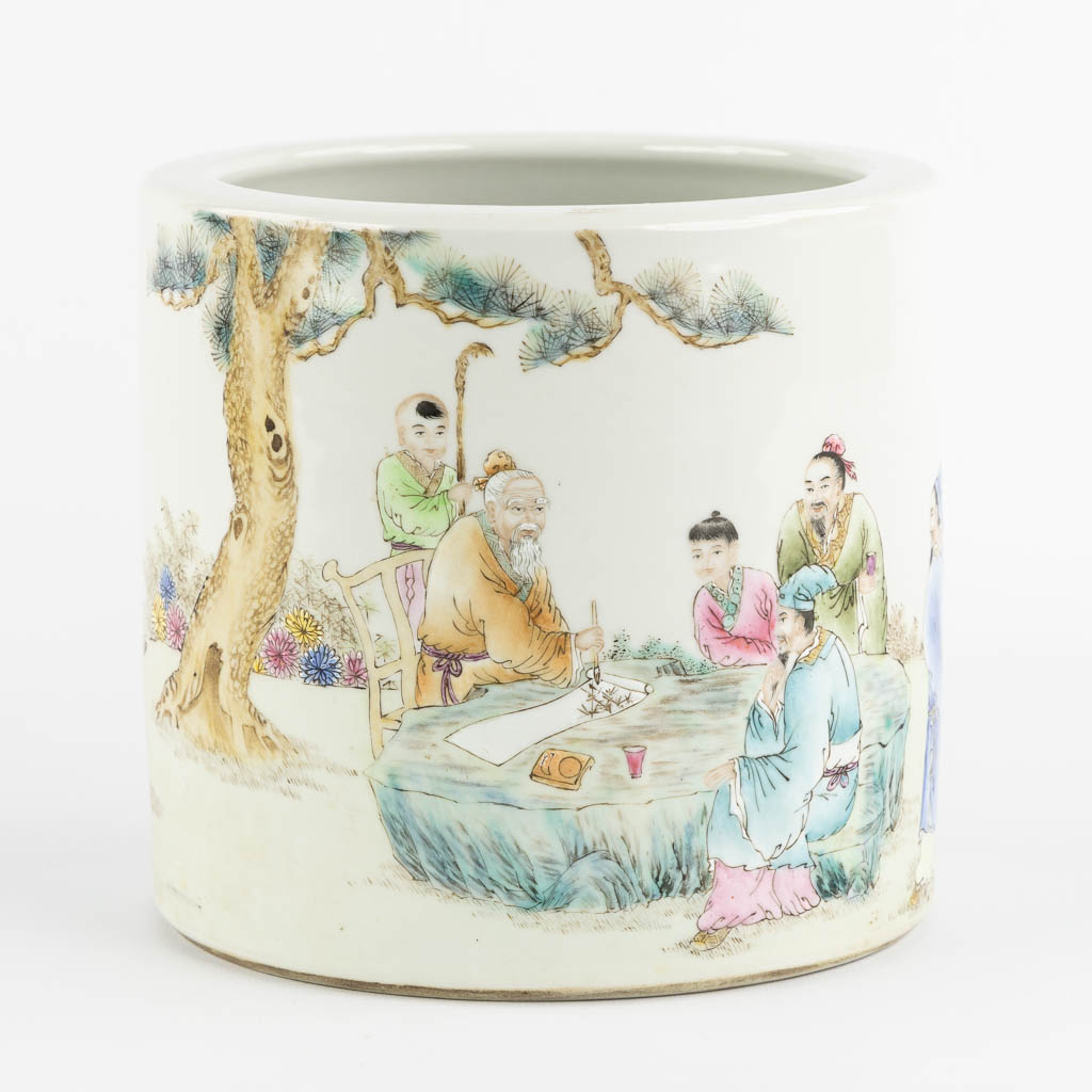 A large Chinese brush pot, finely painted with wise figurines and calligraphy. (H:18 x D:19 cm)