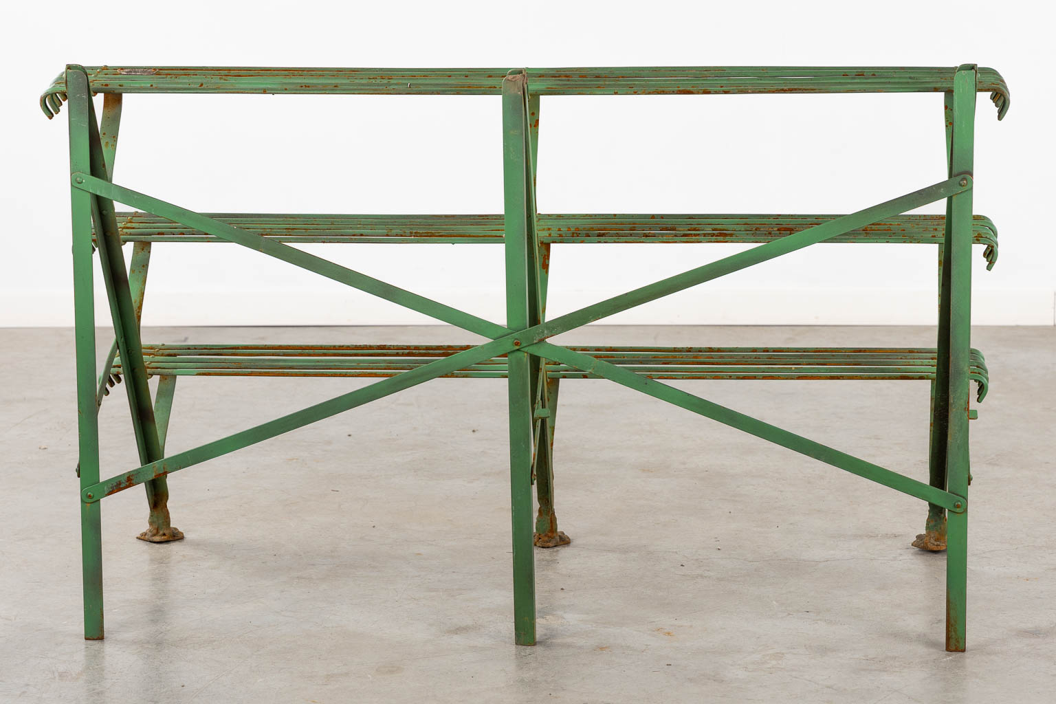 A green-patinated metal garden rack standing on claw feet. (L:60 x W:124 x H:75 cm)