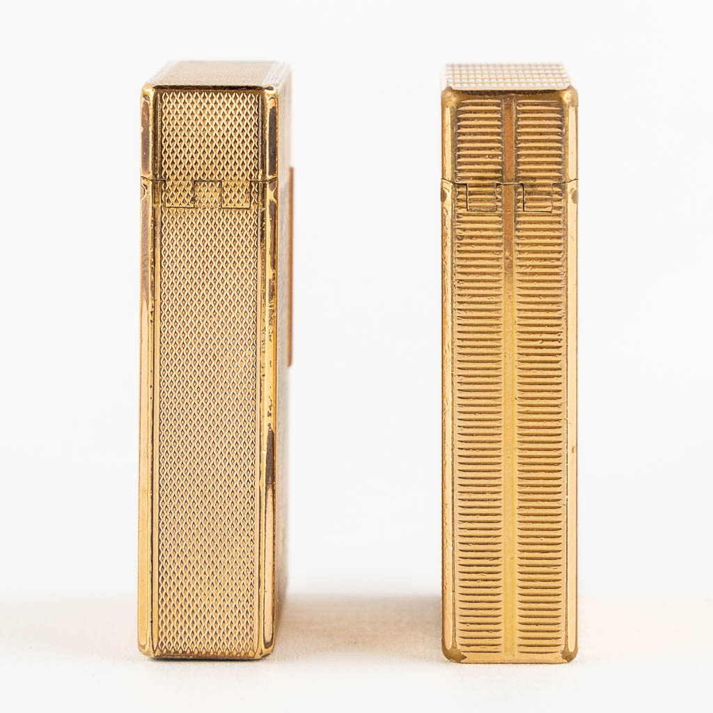 S.T. Dupont, two gold plated lighters. (L:1,5 x W:3,5 x H:5,8 cm)