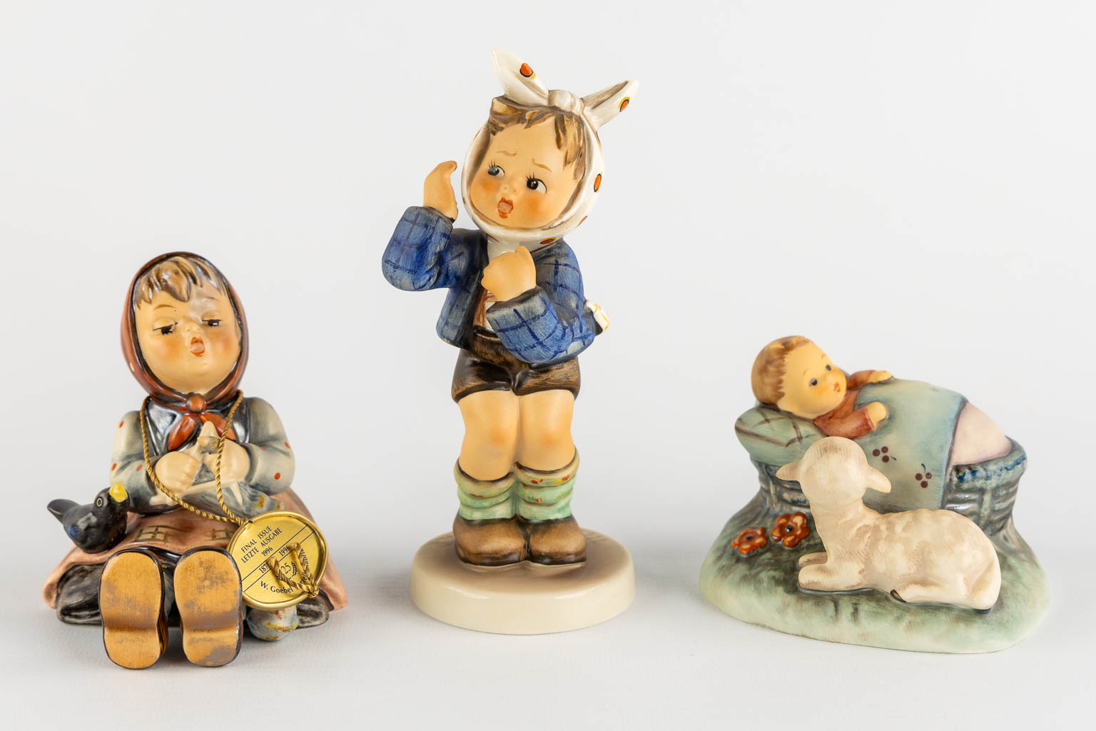 Hummel, 9 figuren met originele dozen, bijgevoegd 3 boeken en catalogi. (H:18 cm)