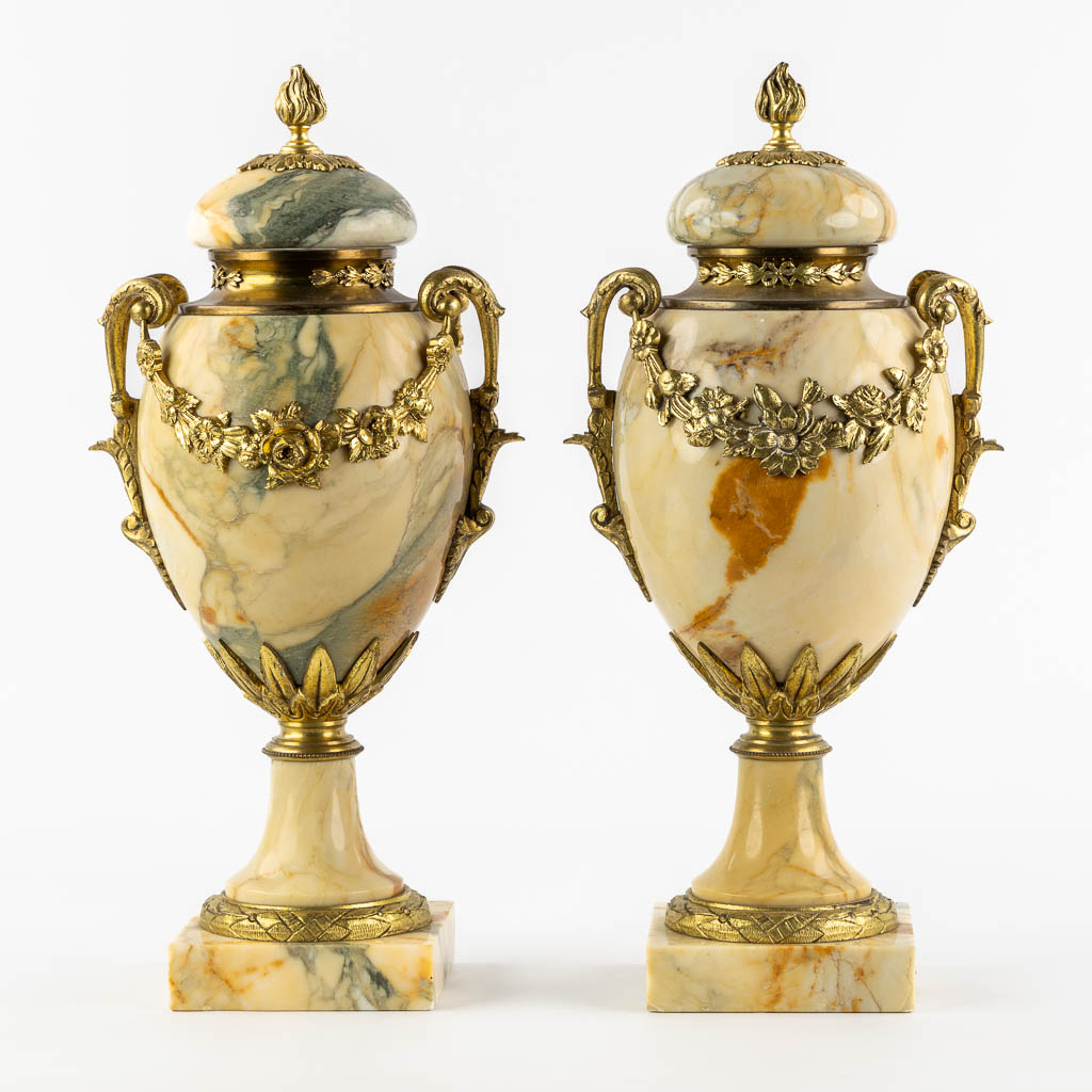 Een paar marmer en bronzen cassolettes met guirlande decor, circa 1900. (L:16 x W:20 x H:41 cm)