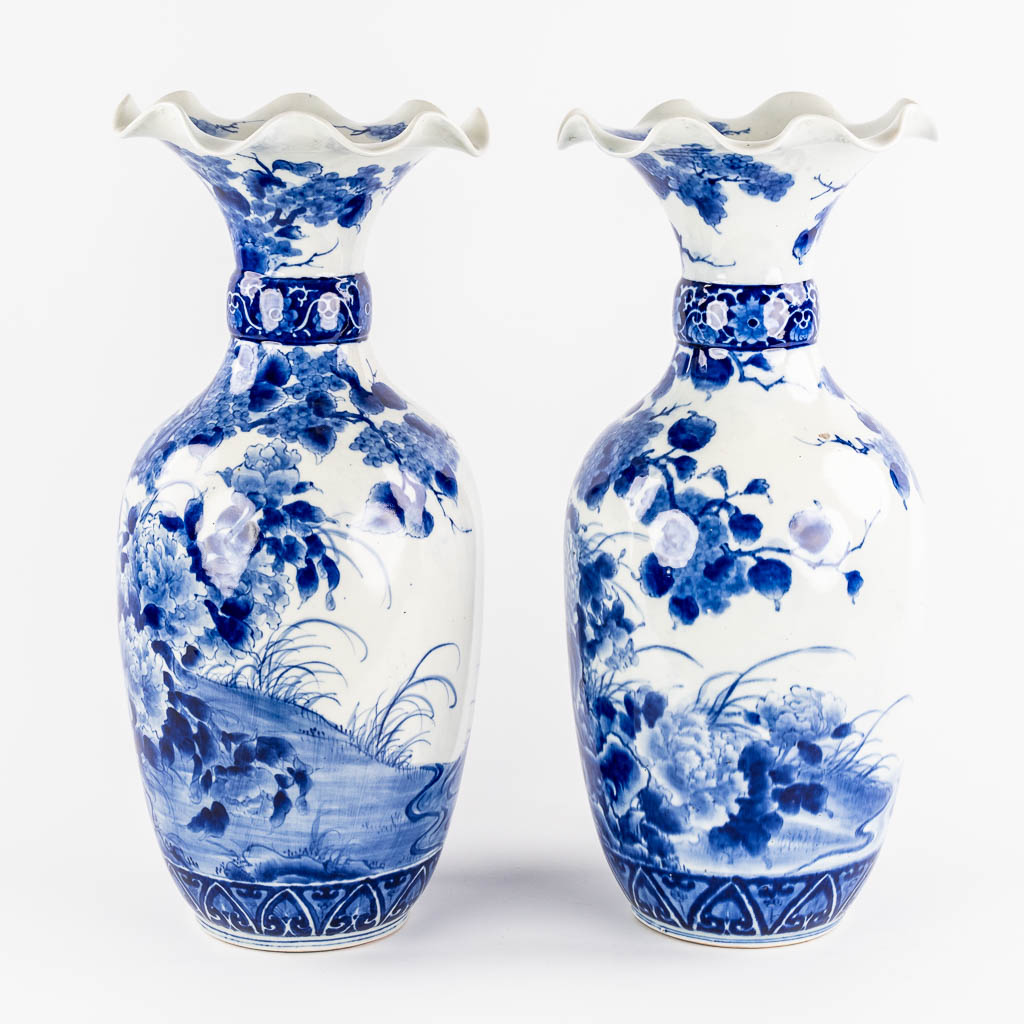 Een paar Japanse vazen, blauw-wit met floraal decor. 