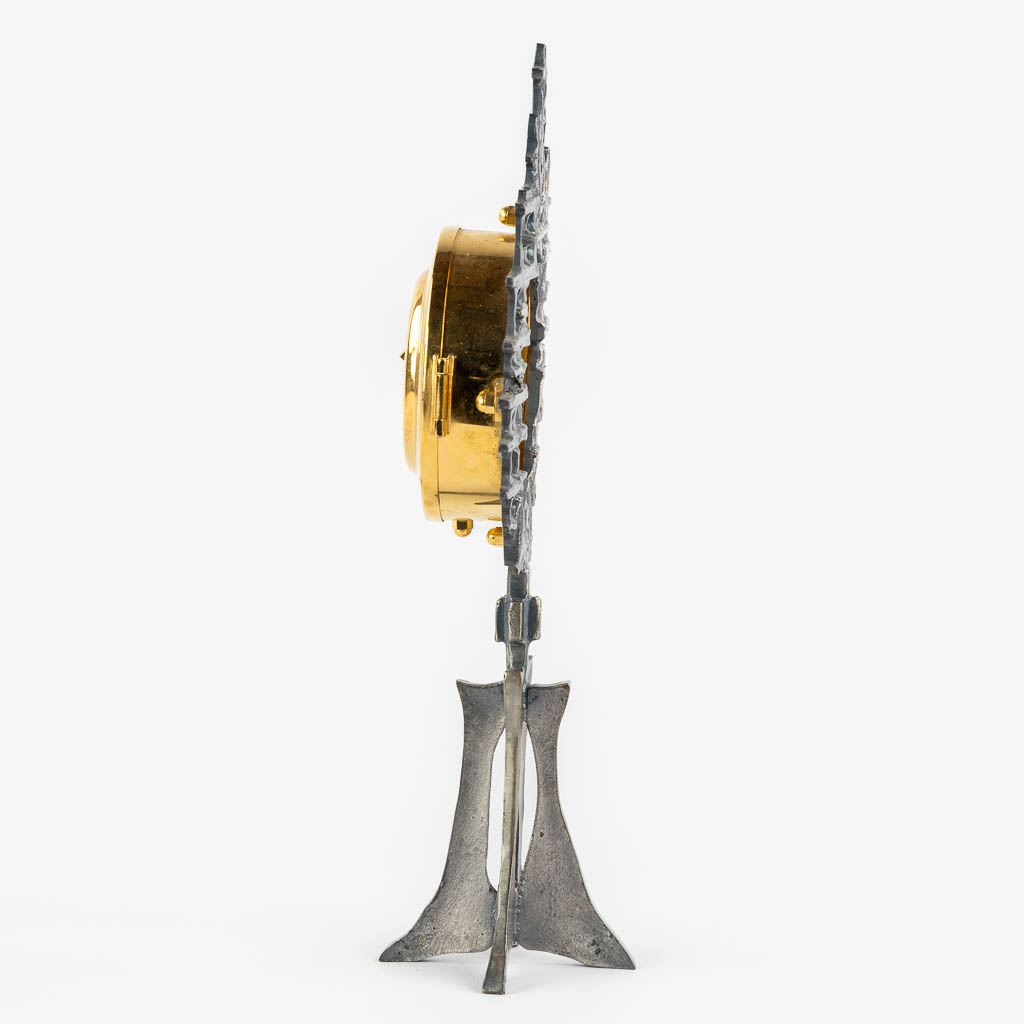 A modernist monstrance, metal, circa 1970. (W:17 x H:29 cm)