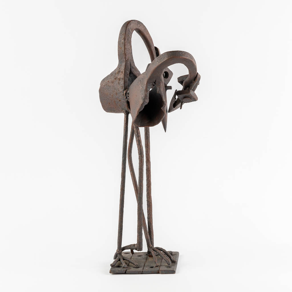 Een smeedijzeren sculptuur met afbeelding van twee vogels, Monogram C.D. 1973. (H:55 cm)