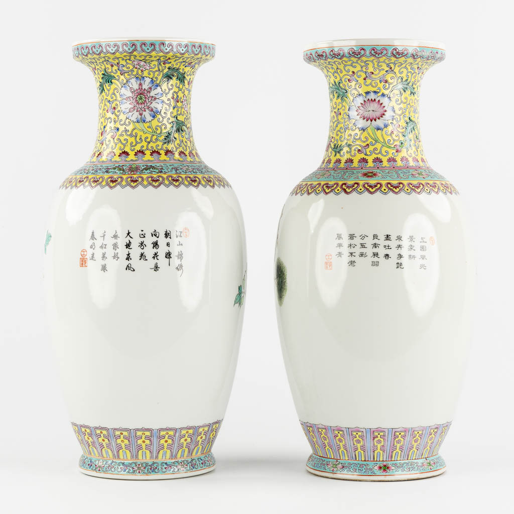 Twee Chinese vazen met een dubbele pauw en bloemendecor. (H:45 x D:19 cm)