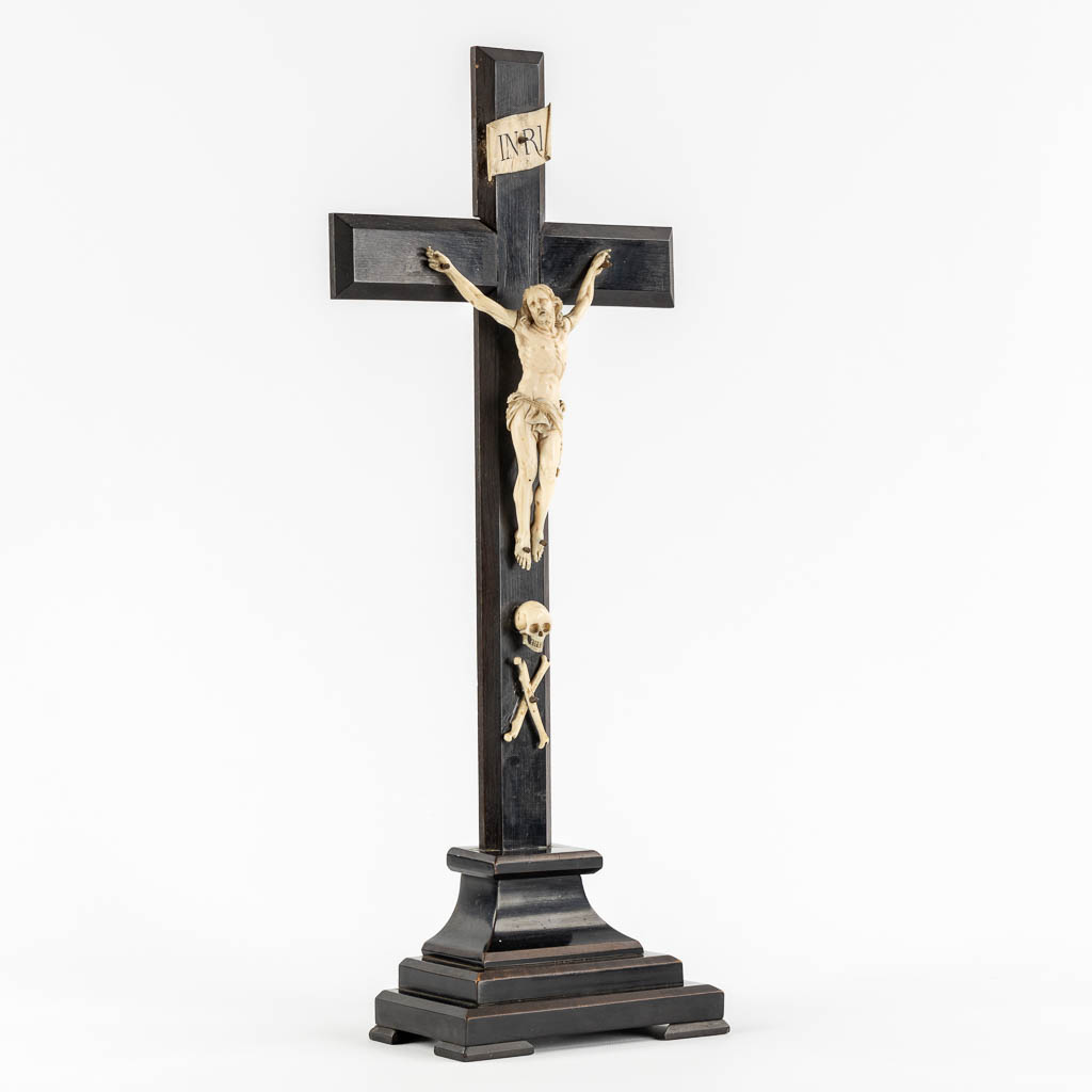 Een antieke Corpus Christi gemonteerd op een geëboniseerd houten crucifix, ivoor, 19de eeuw. (L:9,5 x W:22,5 x H:52,5 cm)