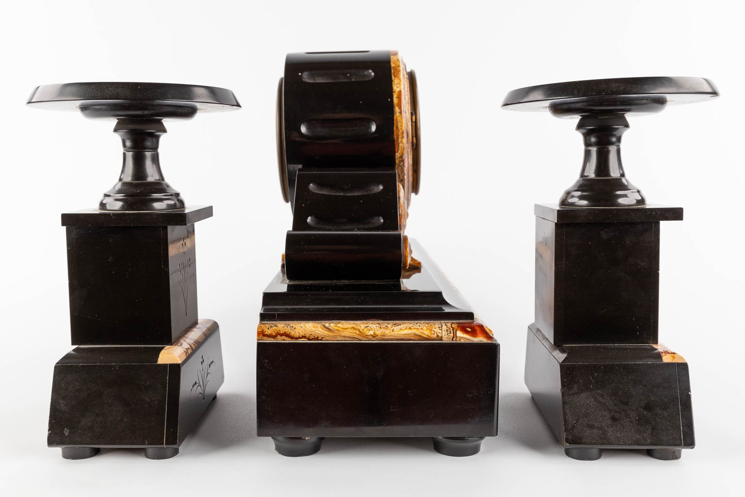 A three-piece mantle garniture clock and side pieces, marble. Circa 1900. (L:15 x W:54 x H:30 cm)