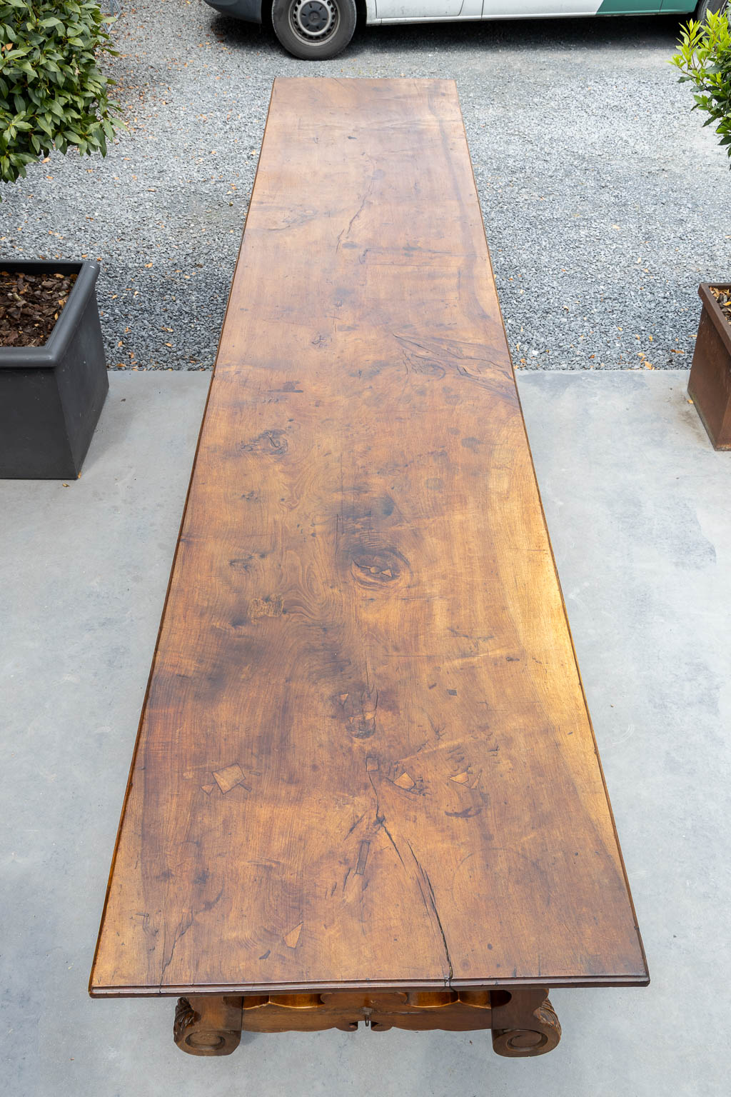 A highly exceptional Spanish tabel, single slab table top, walnut, 19th C. (L:94 x W:473 x H:80 cm)