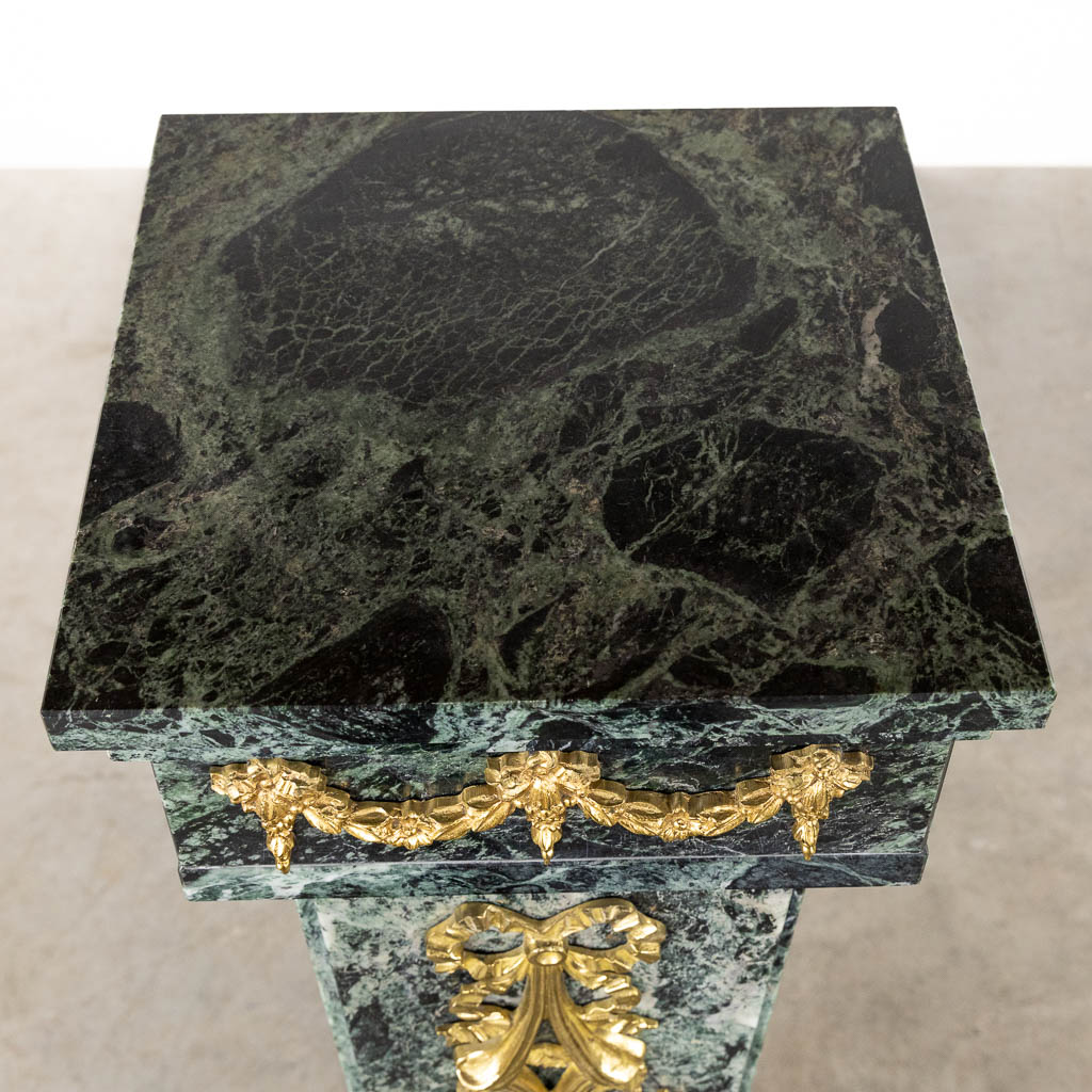 A green marble pedestal, mounted with bronze. (L:28 x W:28 x H:112 cm)