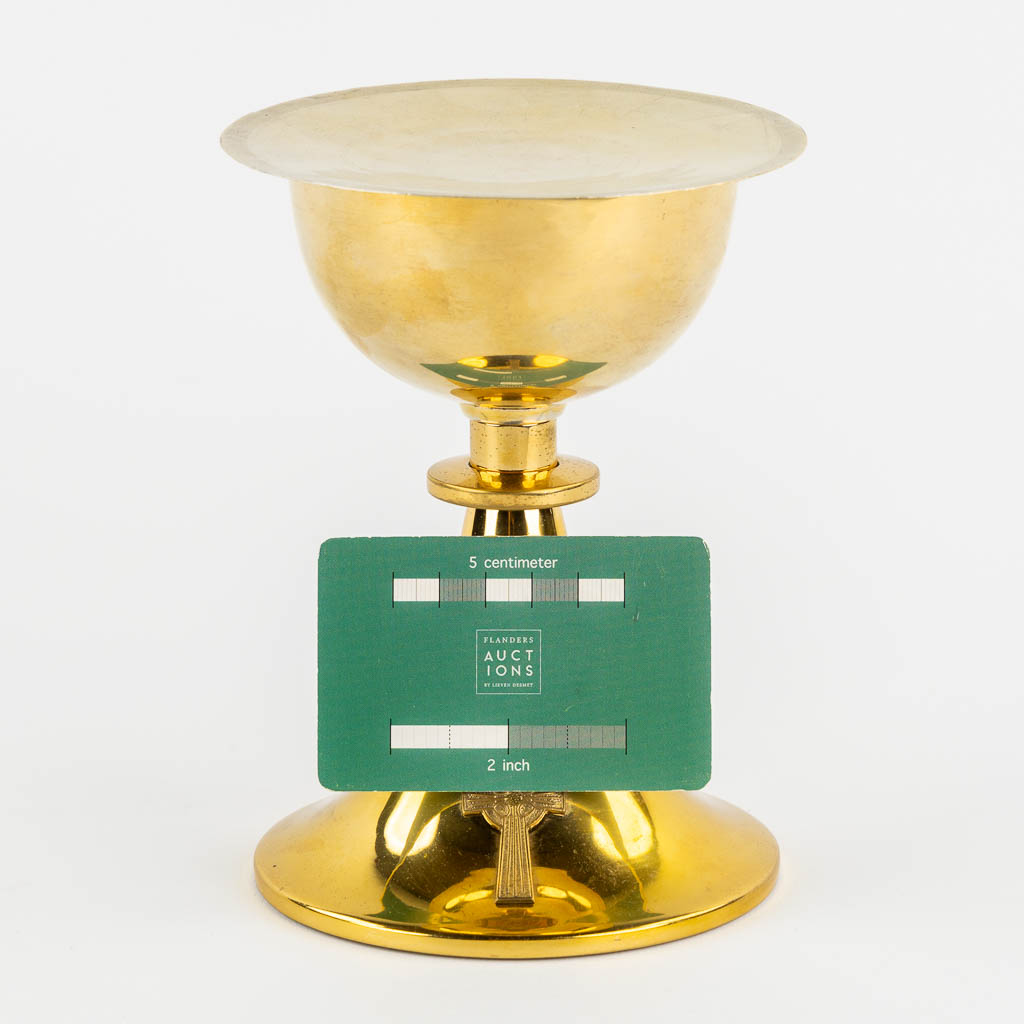 A modern chalice with paten and vermeil cuppa. 20th C. (H:16,5 x D:11,5 cm)