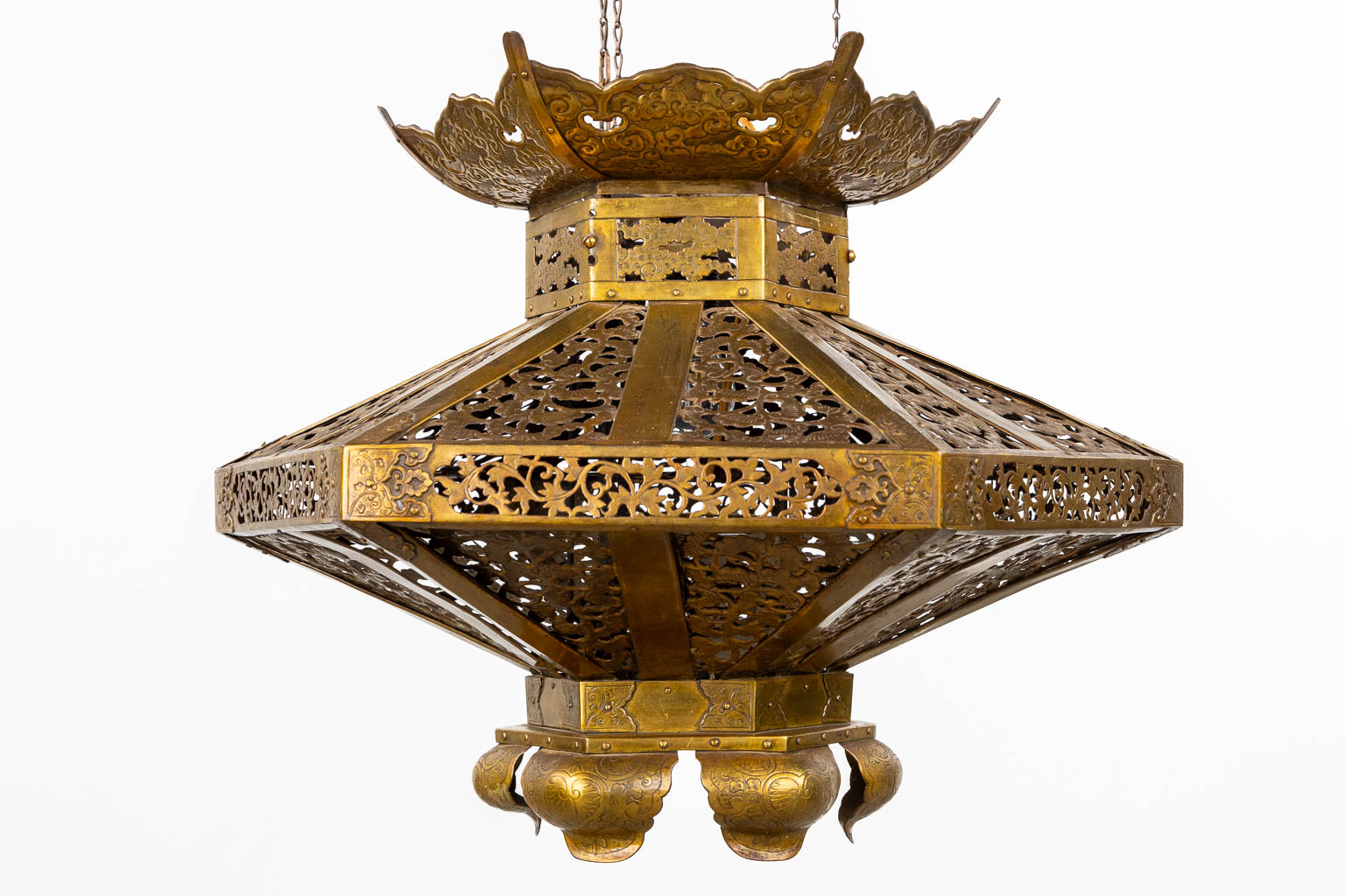 An antique Japanese ceiling lamp, brass. Circa 1920. (L:52 x W:52 x H:110 cm)