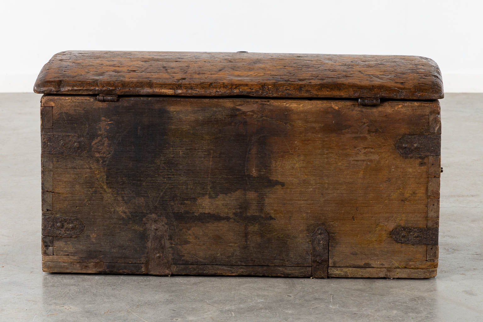 An antique chest with wrought iron hardware, circa 1700. (L:52 x W:93 x H:48 cm)