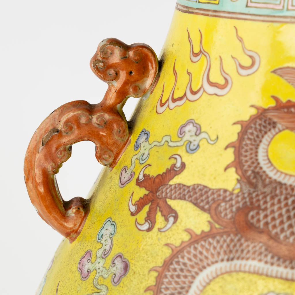 A large yellow Chinese vase with a dragon decor, Kangxi mark, 19th C. (H:47 x D:37 cm)