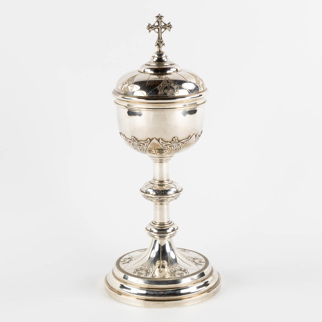 A ciboria, silver-plated metal in a Gothic Revival style. (H:31 x D:13,5 cm)