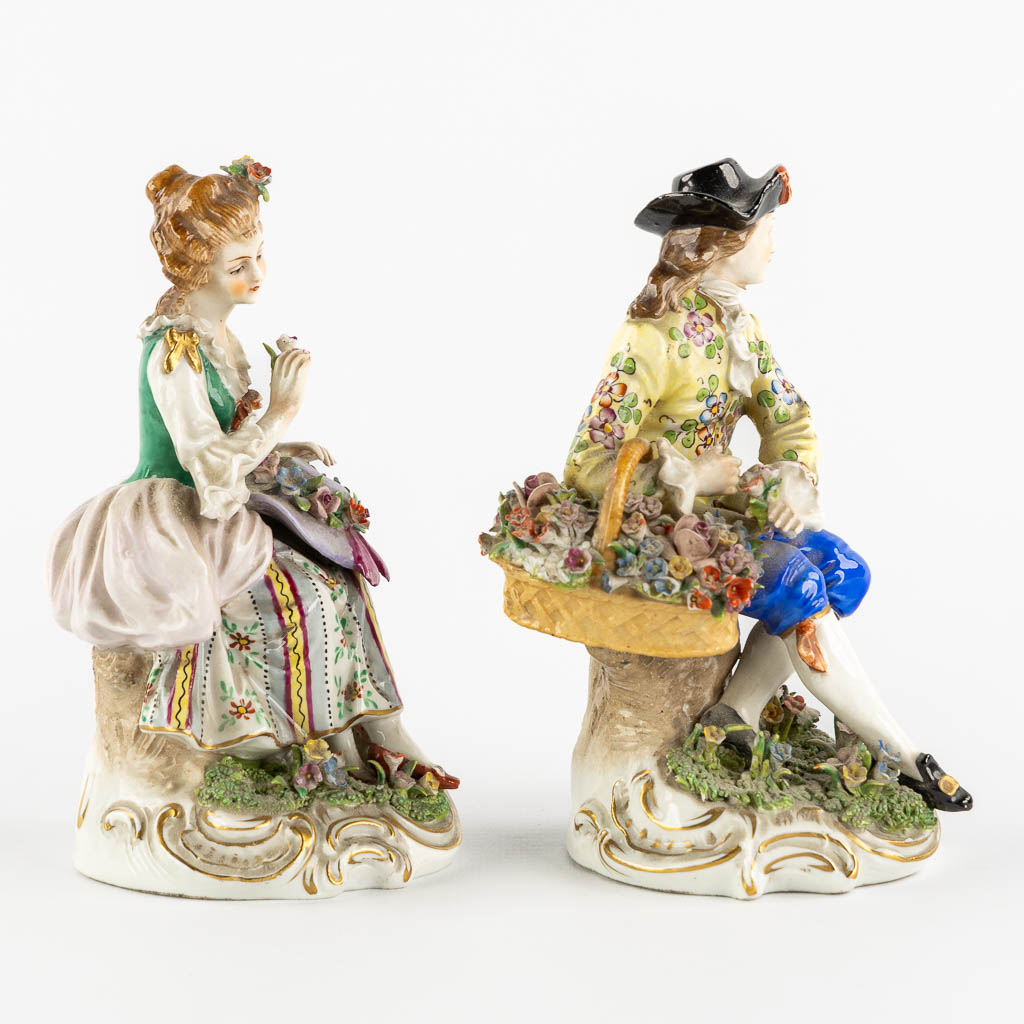 A pair of hand-painted porcelain figurines, Plaue, Saxony Germany. (H:13,5 cm)