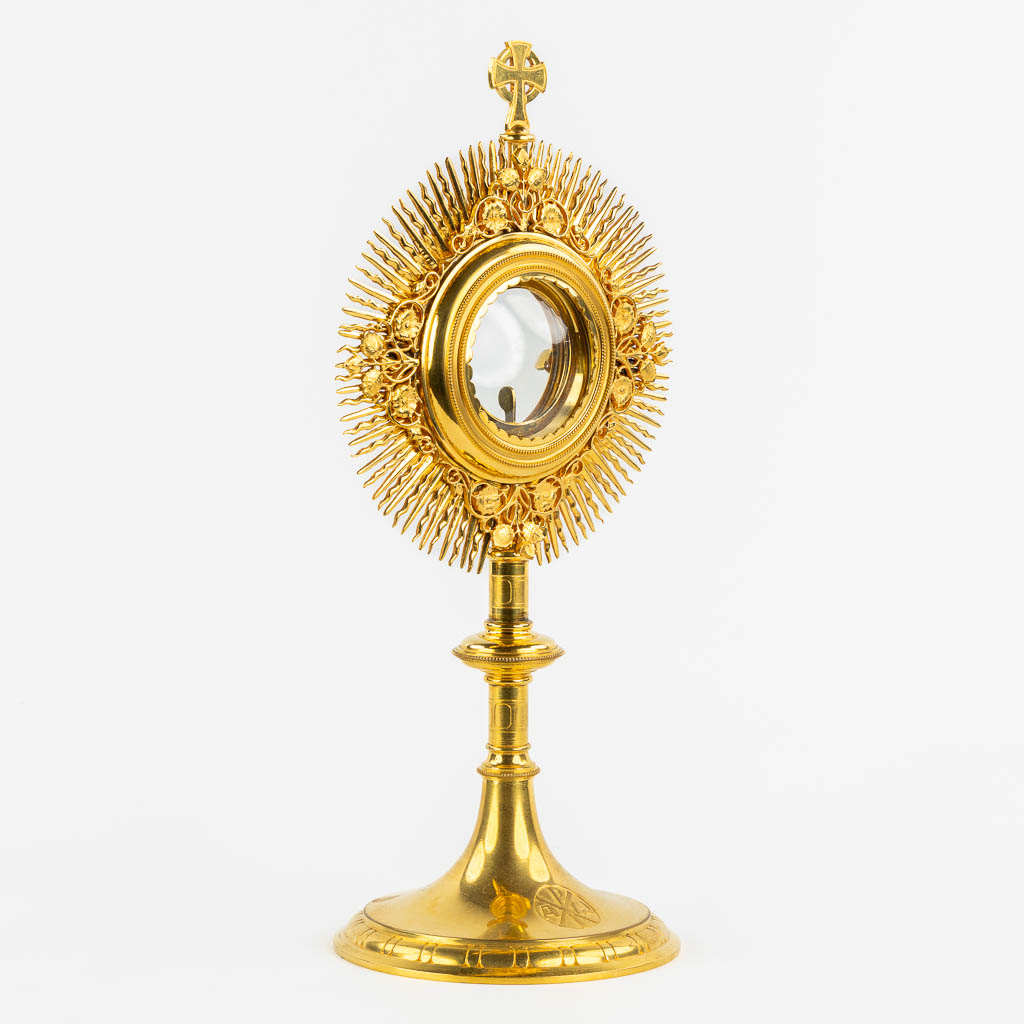 A gilt brass sunburst monstrance, 20th C. (W:20 x H:40 cm)