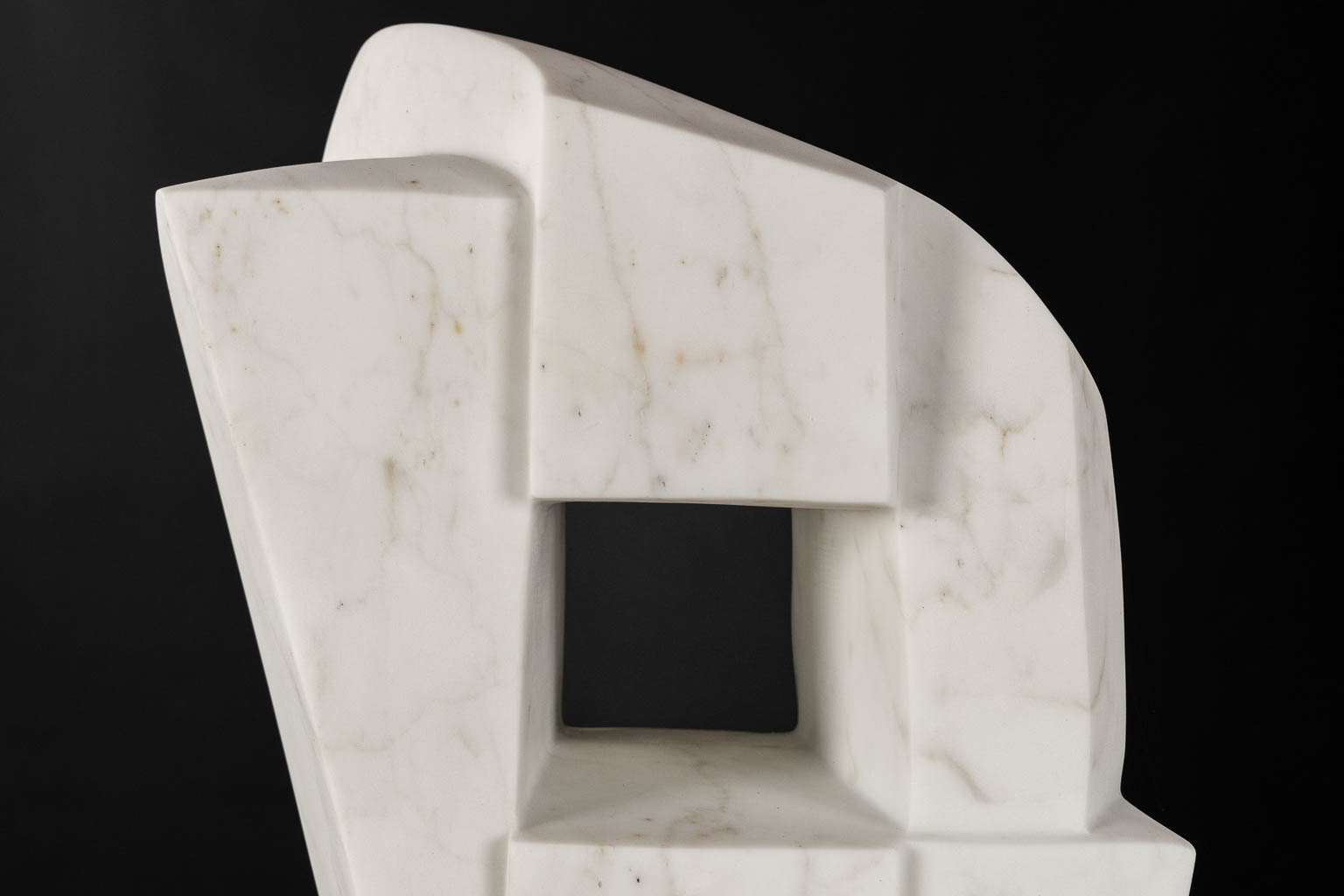 Lieven DEBRABANDERE (1945) 'De Gezant' gesculpteerde Carrara marmer. 2010. (L:42 x W:40 x H:96 cm)