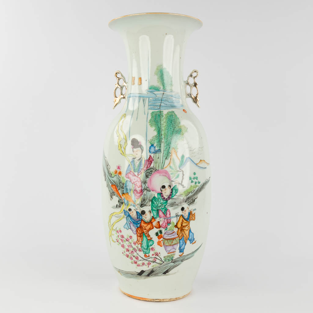 A Chinese vase and vase with lid, decorated with ladies. 19th/20th C. (H: 58 x D: 23 cm)