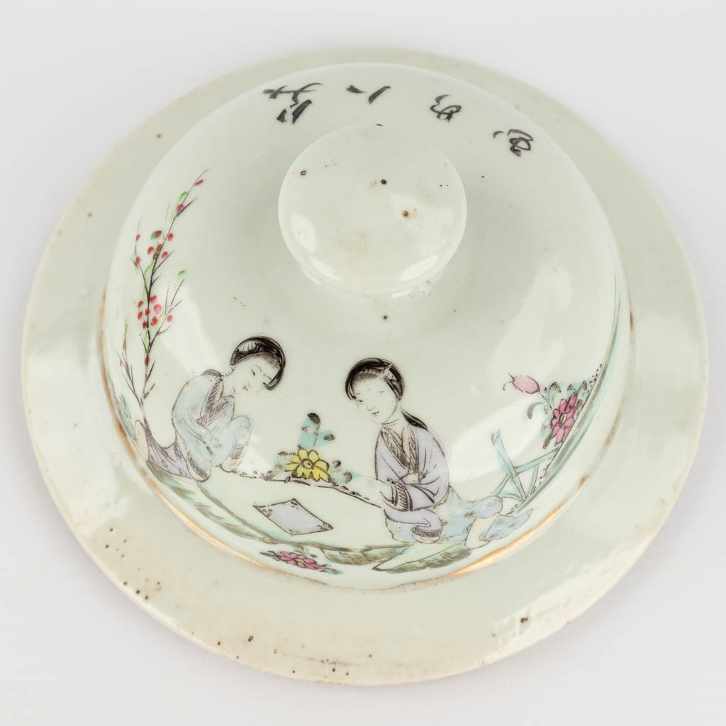 A Chinese vase and vase with lid, decorated with ladies. 19th/20th C. (H: 58 x D: 23 cm)