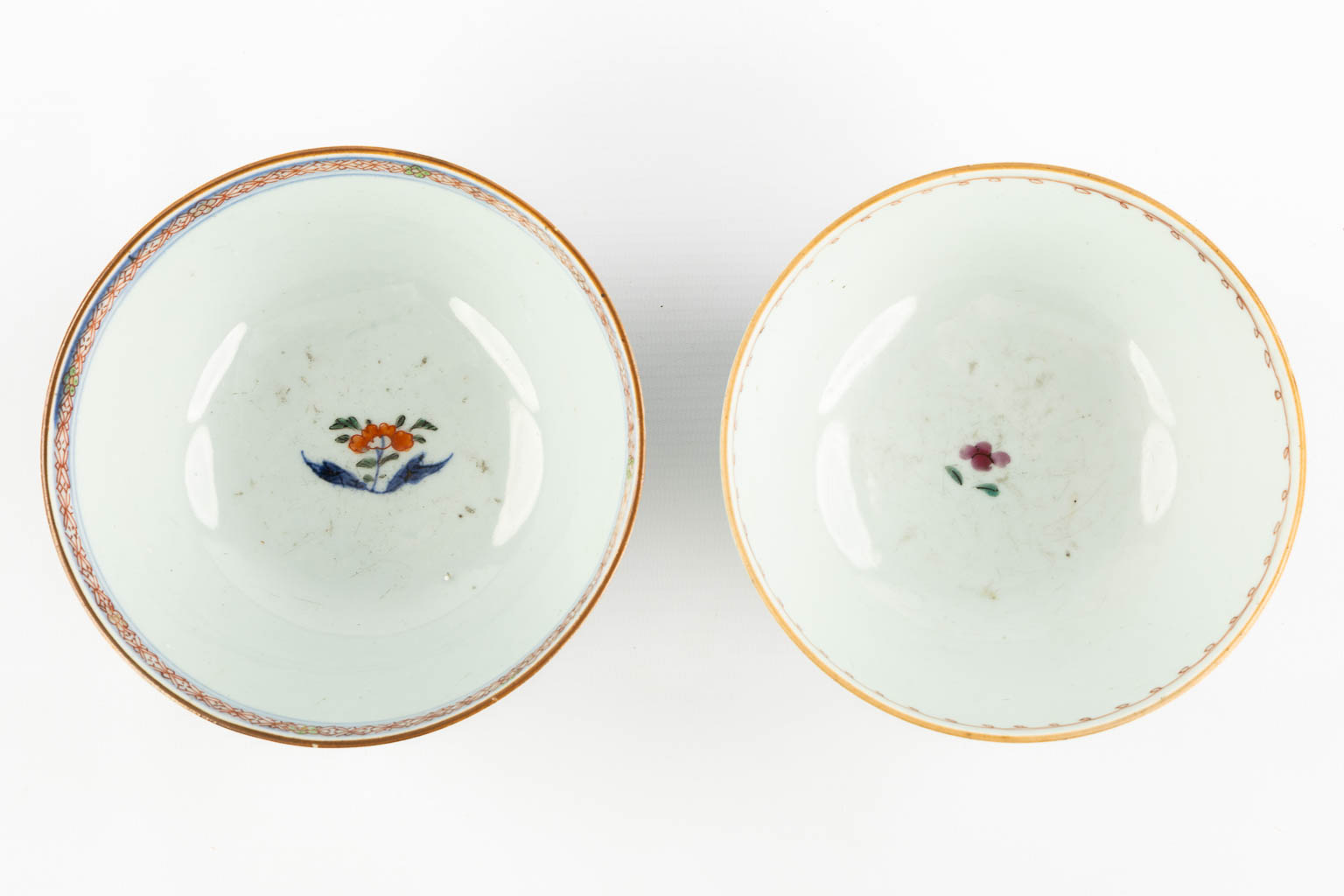 A collection of Chinese porcelain, Blue-white, Canton, Famille Rose and Imari. 18th/19th C. (D:29 cm)