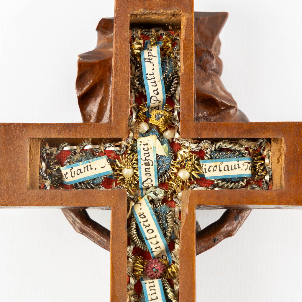 A very finely sculptured crucifix with 12 relics. 19th C. (L:3 x W:9,5 x H:26,5 cm)