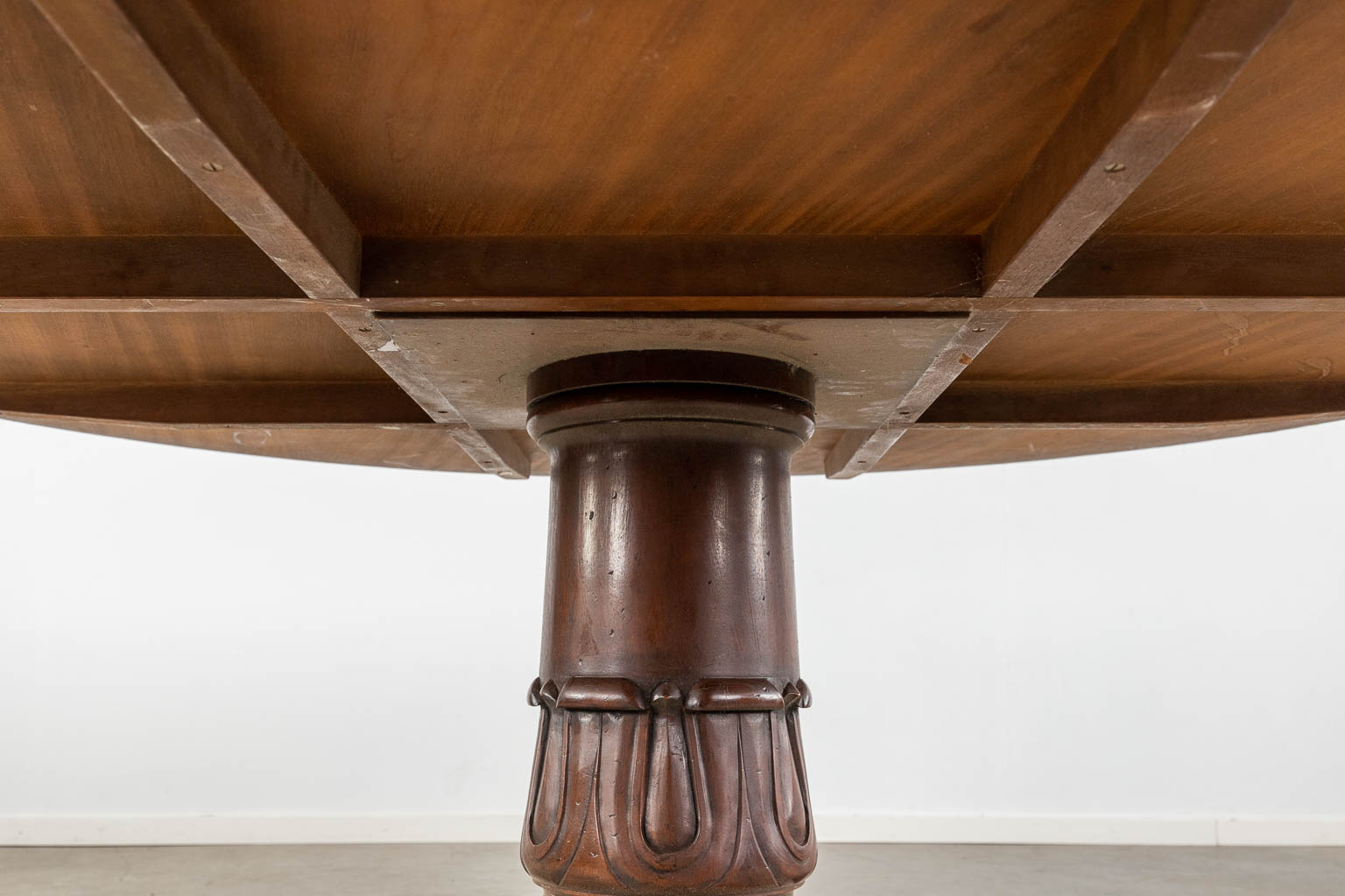 An exceptionally large round table with a marquetry veneer top. (H:77 x D:183 cm)