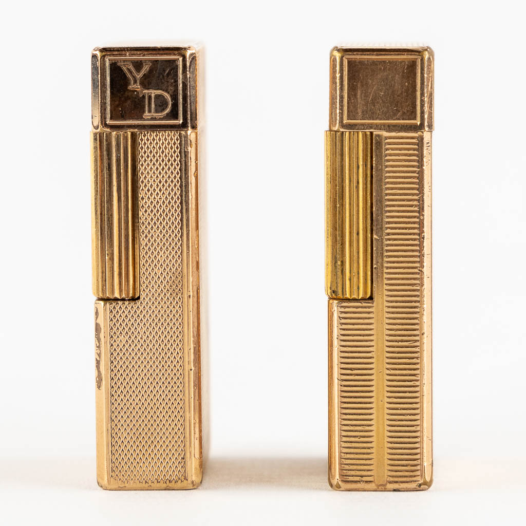 S.T. Dupont, two gold plated lighters. (L:1,5 x W:3,5 x H:5,8 cm)