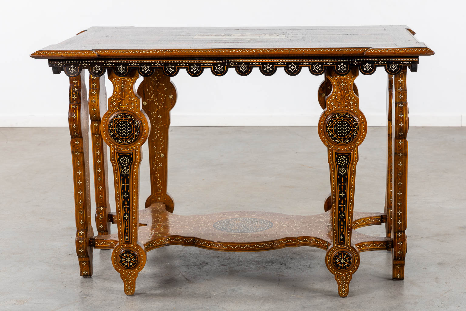 A Syrian table with two matching chairs, Marquetry and copper inlay, 19th C. (L:87 x W:121 x H:80 cm)