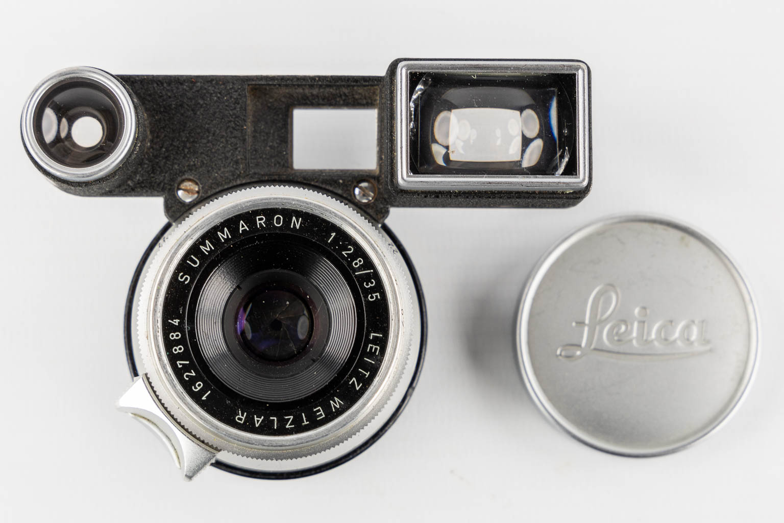 Leica, Four lenses and two filters. (H:15,5 cm)