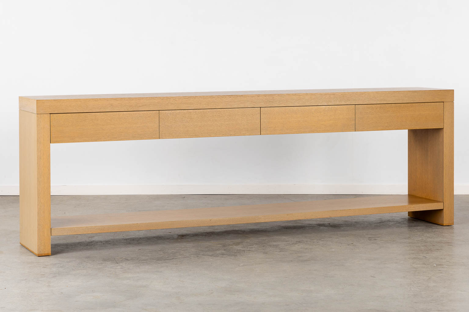 A high-quality console table, light oak. (L:40 x W:250 x H:80 cm)