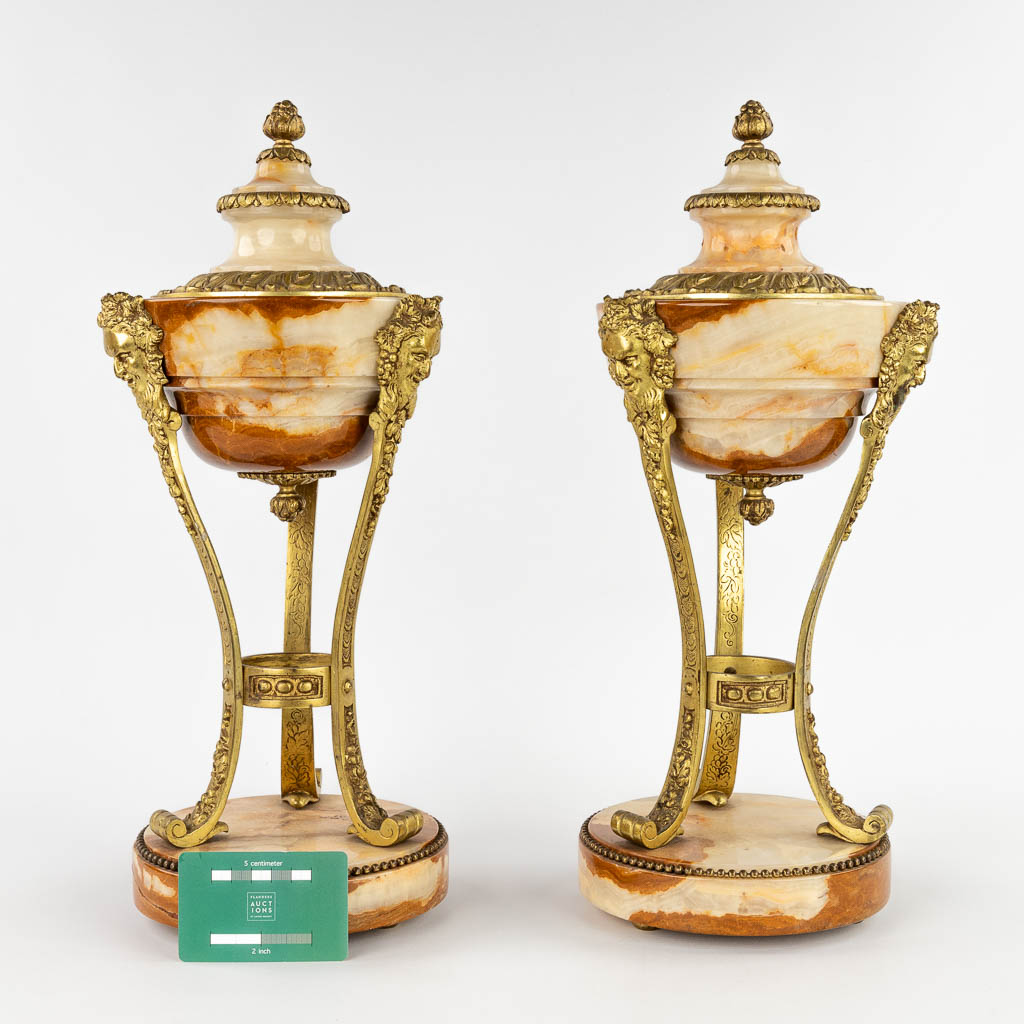 Een paar cassolettes, onyx gemonteerd met brons in Lodewijk XVI stijl. Circa 1900. (H:45 x D:18 cm)