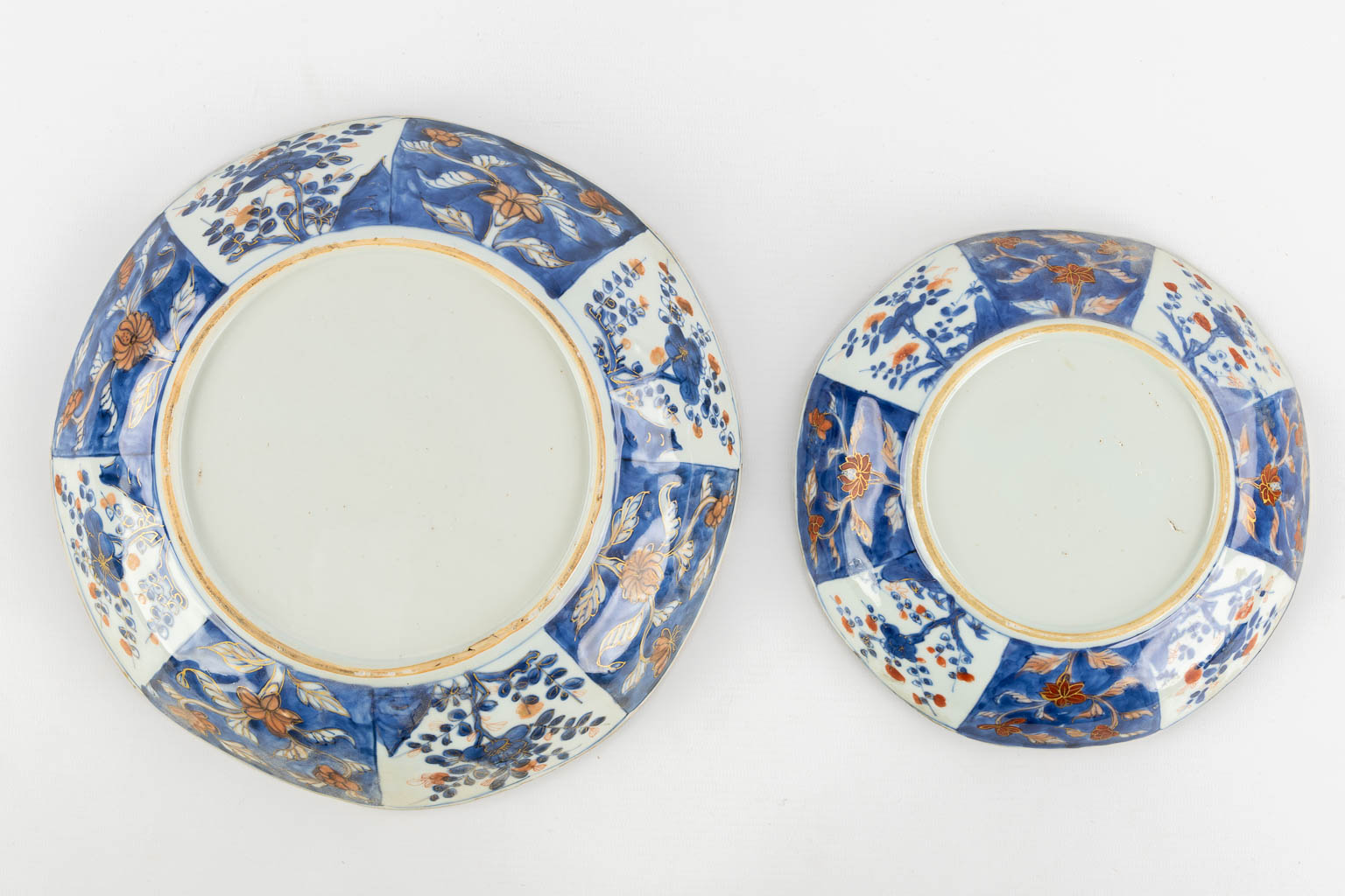 A collection of Chinese porcelain, Blue-white, Canton, Famille Rose and Imari. 18th/19th C. (D:29 cm)