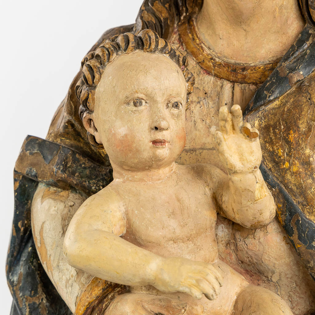 Madonna met kind op een maansikkel, een antieke houtsculptuur. Circa 1500-1520. (L:18 x W:32 x H:66 cm)