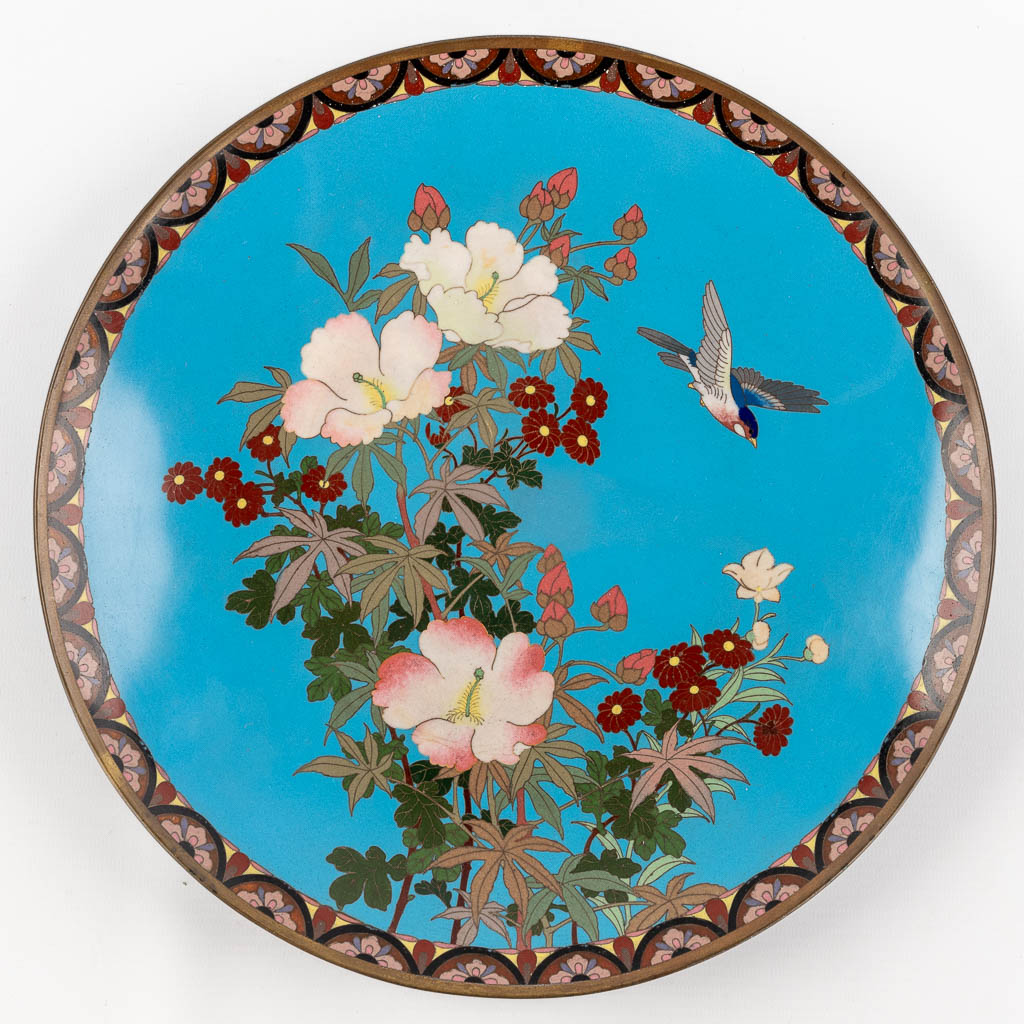 Een groot sierbord afgewerkt met cloisonné email met decor van vogels en bloemen. 20ste eeuw. (D: 30 cm)