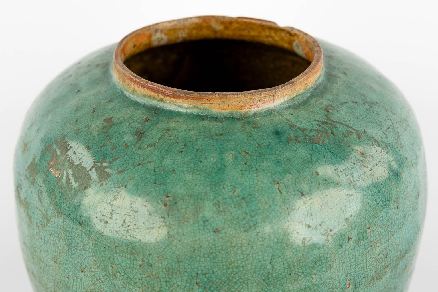 An antique Jade green ginger jar. (H:19 x D:21 cm)