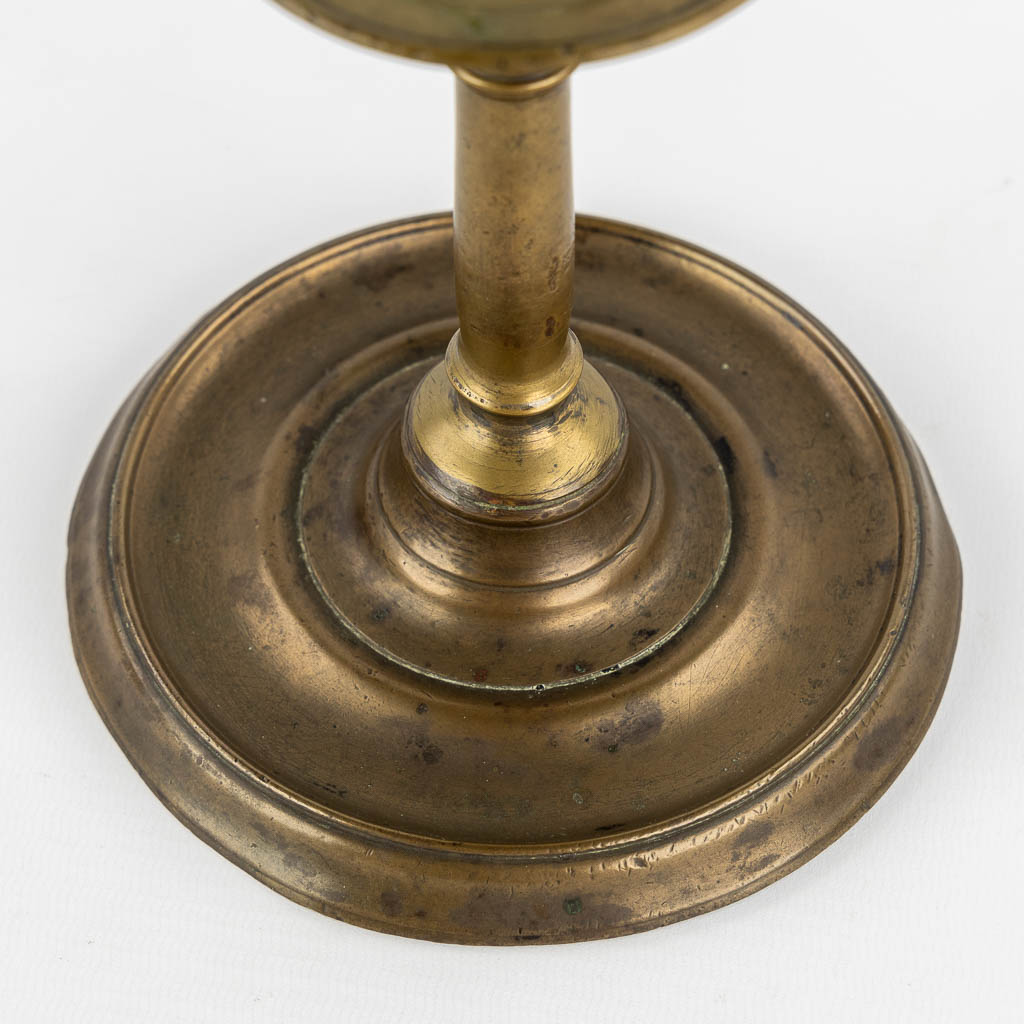 An antique bronze 'Henry 2' candlestick, France, 16th C. (H:25,5 x D:14,5 cm)