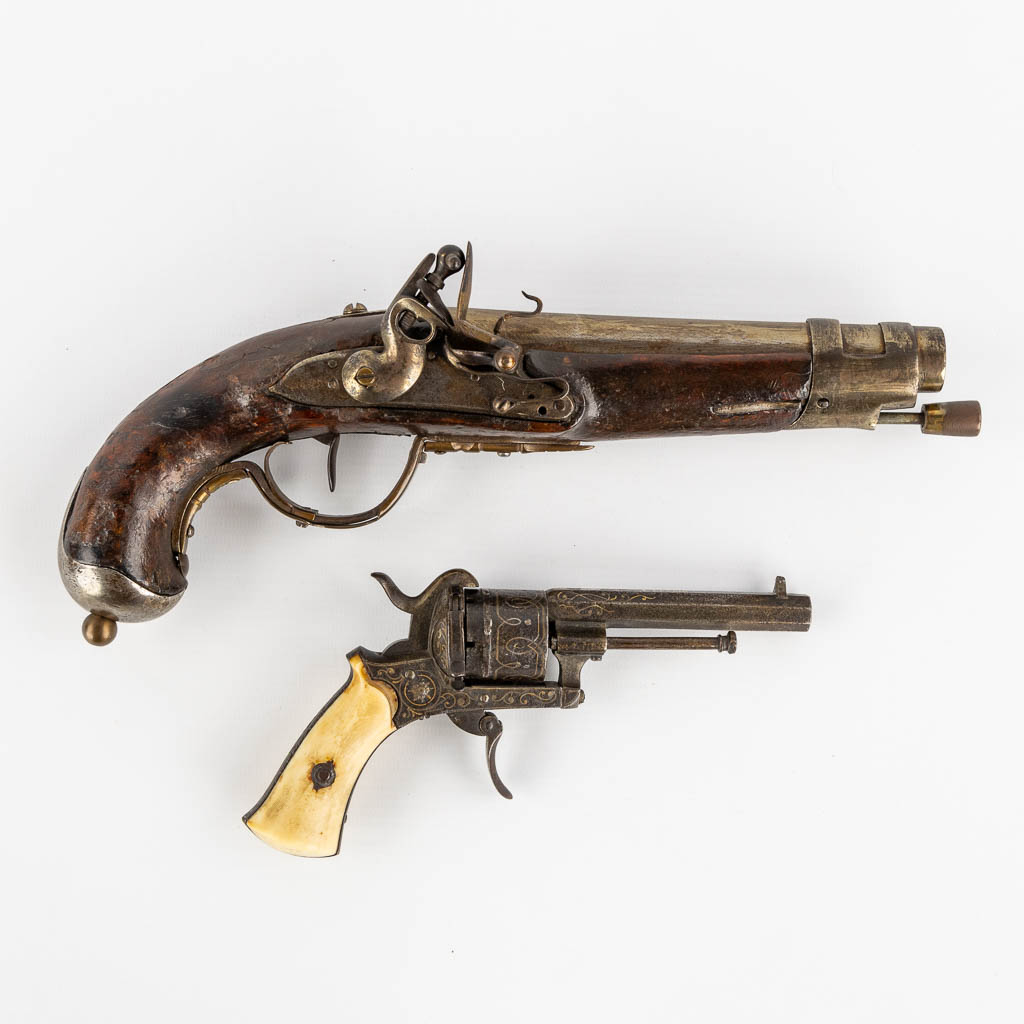 A collection of two antique pistols, of which one is a 'Pinfire Pistol'. (L:31 cm)